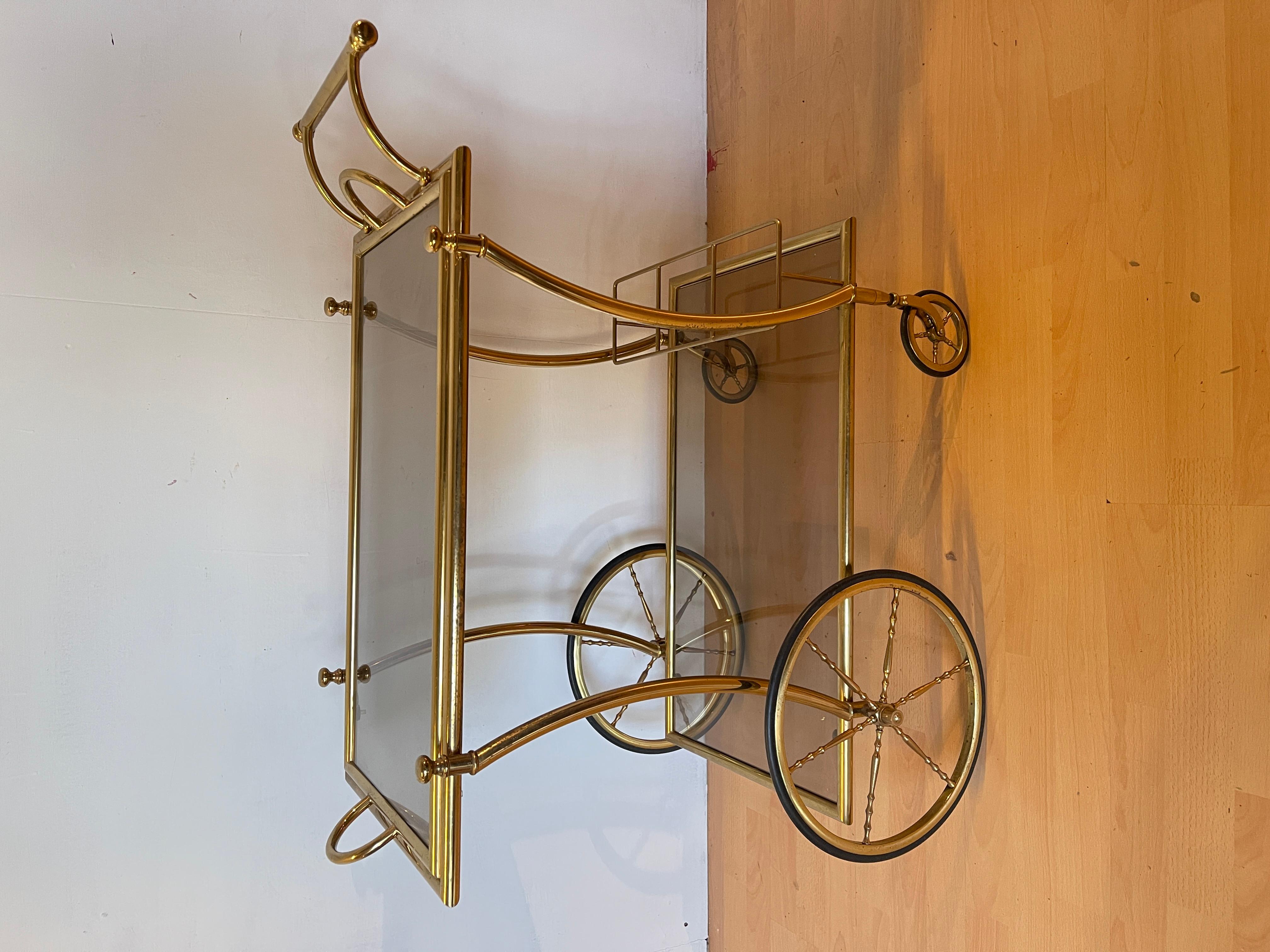 Italian Carrello da servizio vintage in ottone e vetro stile hollywood Regency anni '60 in vendita