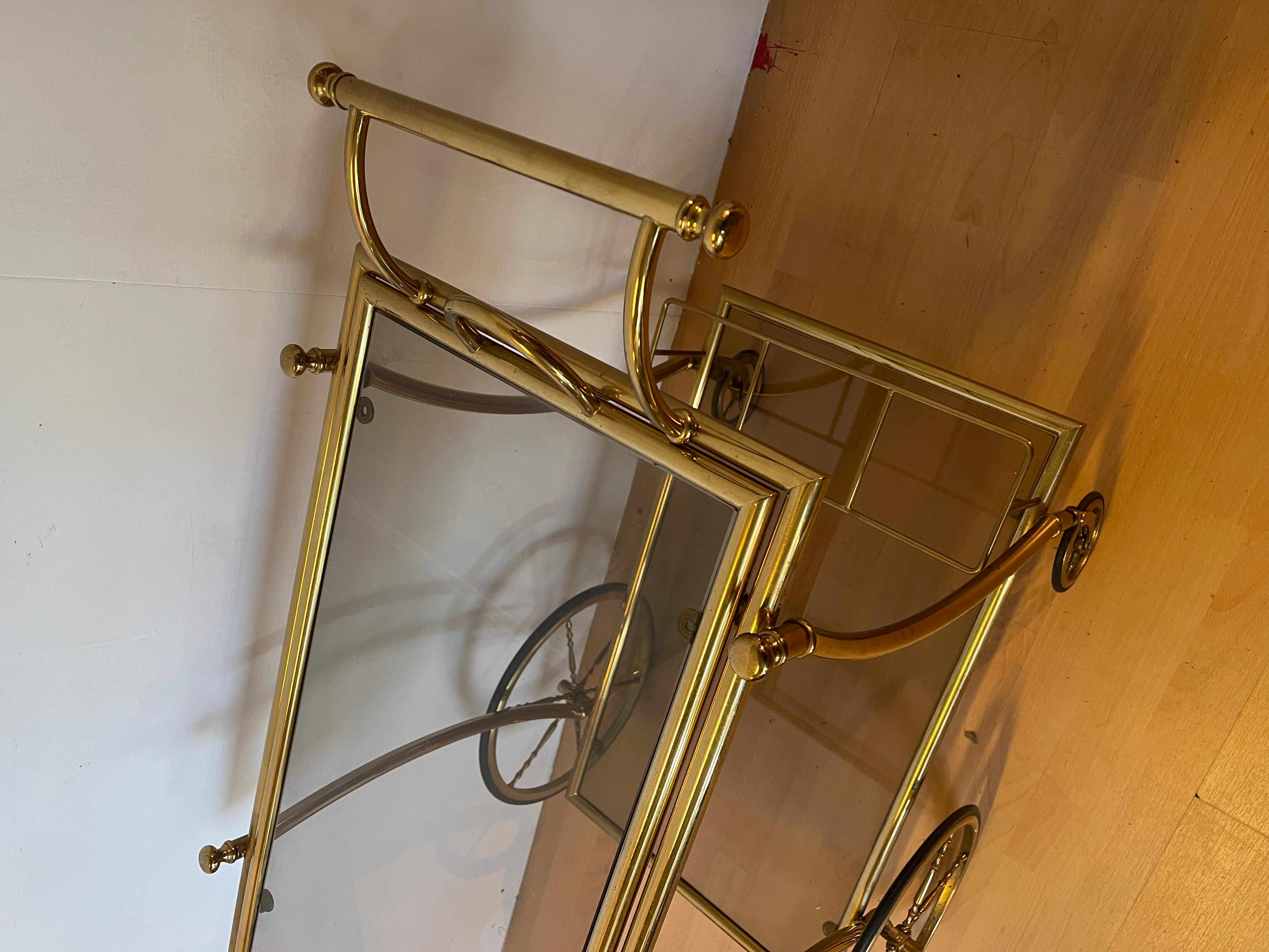 Carrello da servizio vintage in ottone e vetro stile hollywood Regency anni '60 In condizioni buone in vendita a Cantù, IT