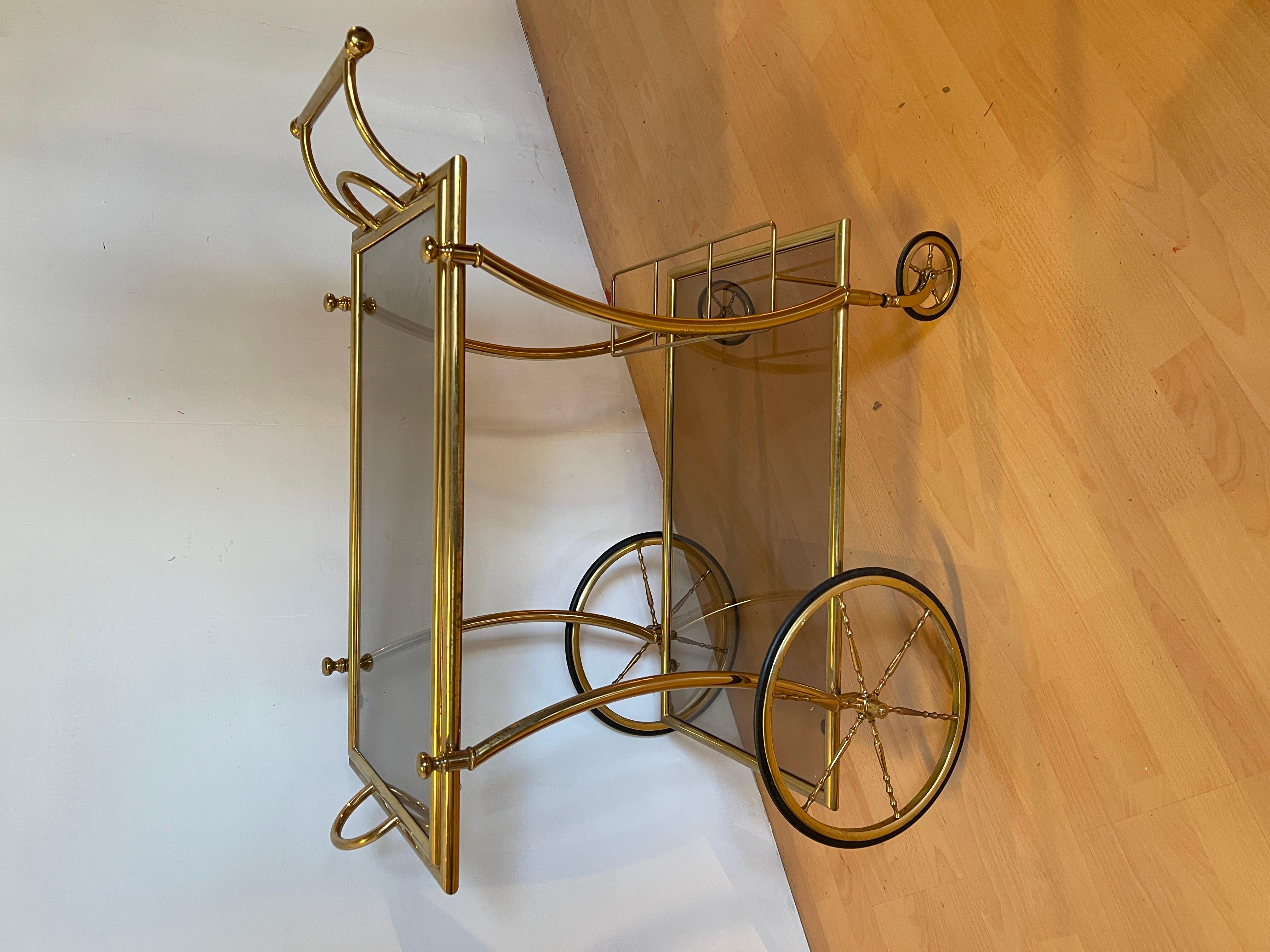 20th Century Carrello da servizio vintage in ottone e vetro stile hollywood Regency anni '60 in vendita