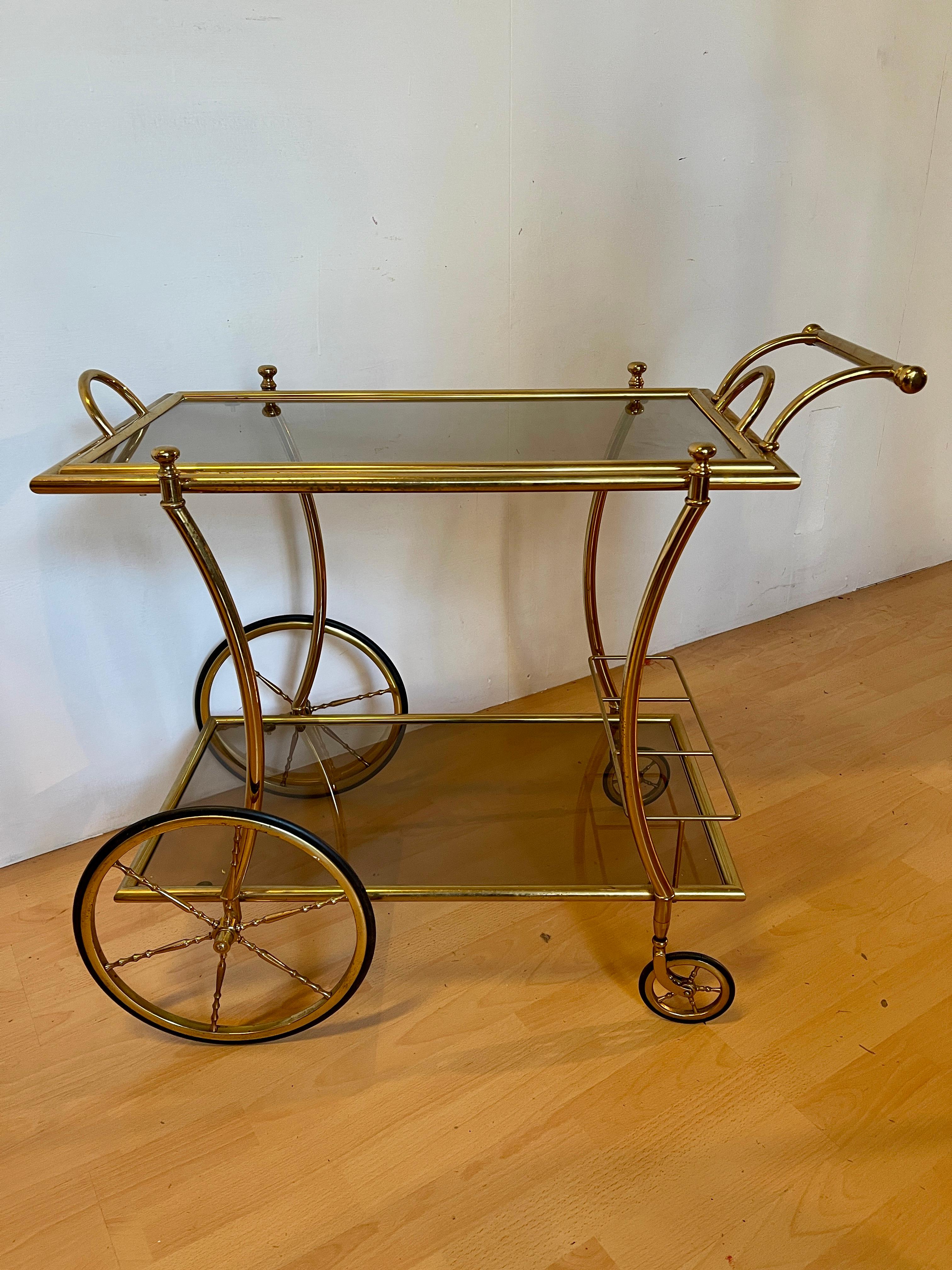 Ottone Carrello da servizio vintage in ottone e vetro stile hollywood Regency anni '60 in vendita