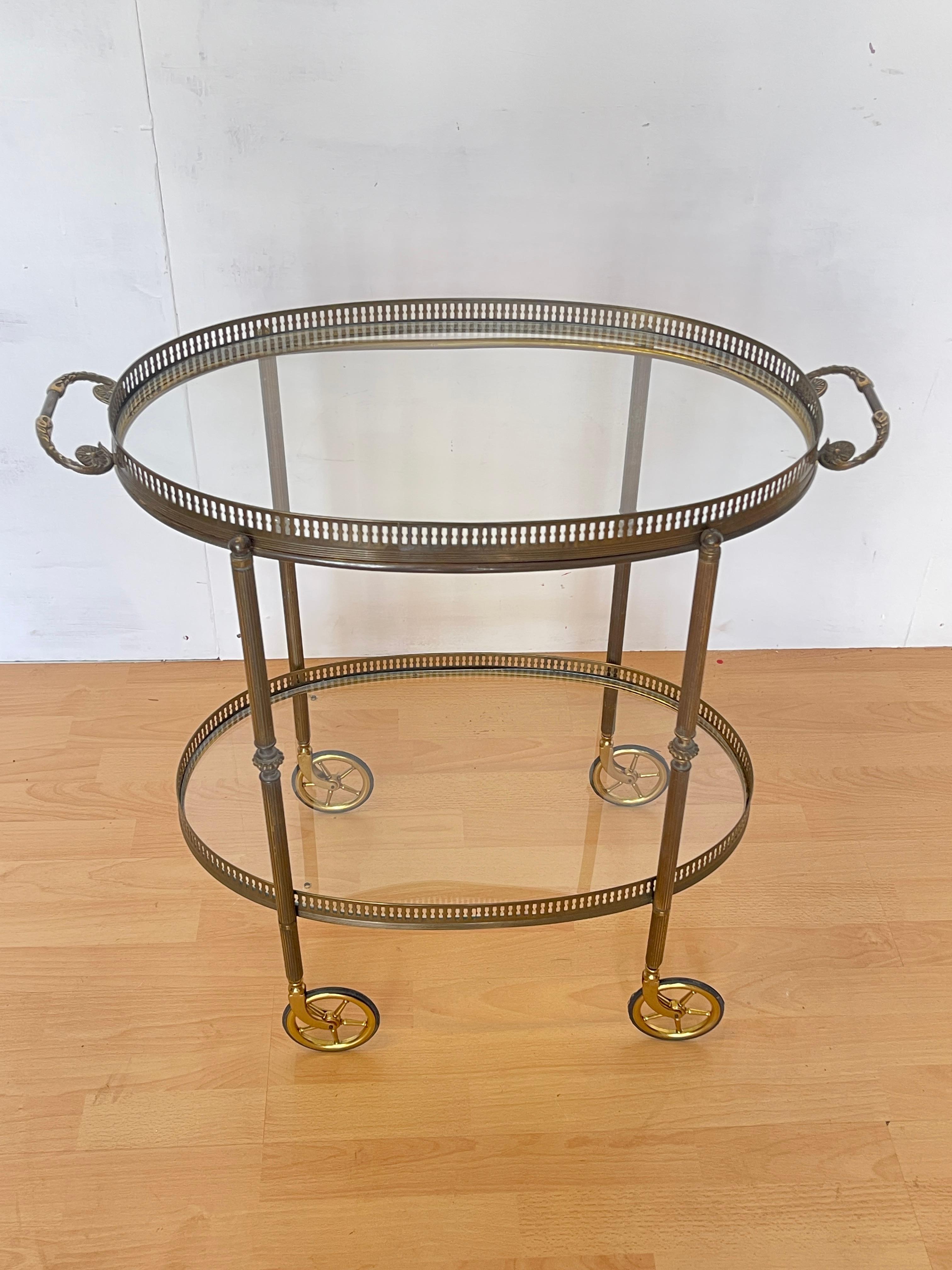 20th Century Chariot de service vintage en laiton et verre - style néoclassique des années 1950 en vente