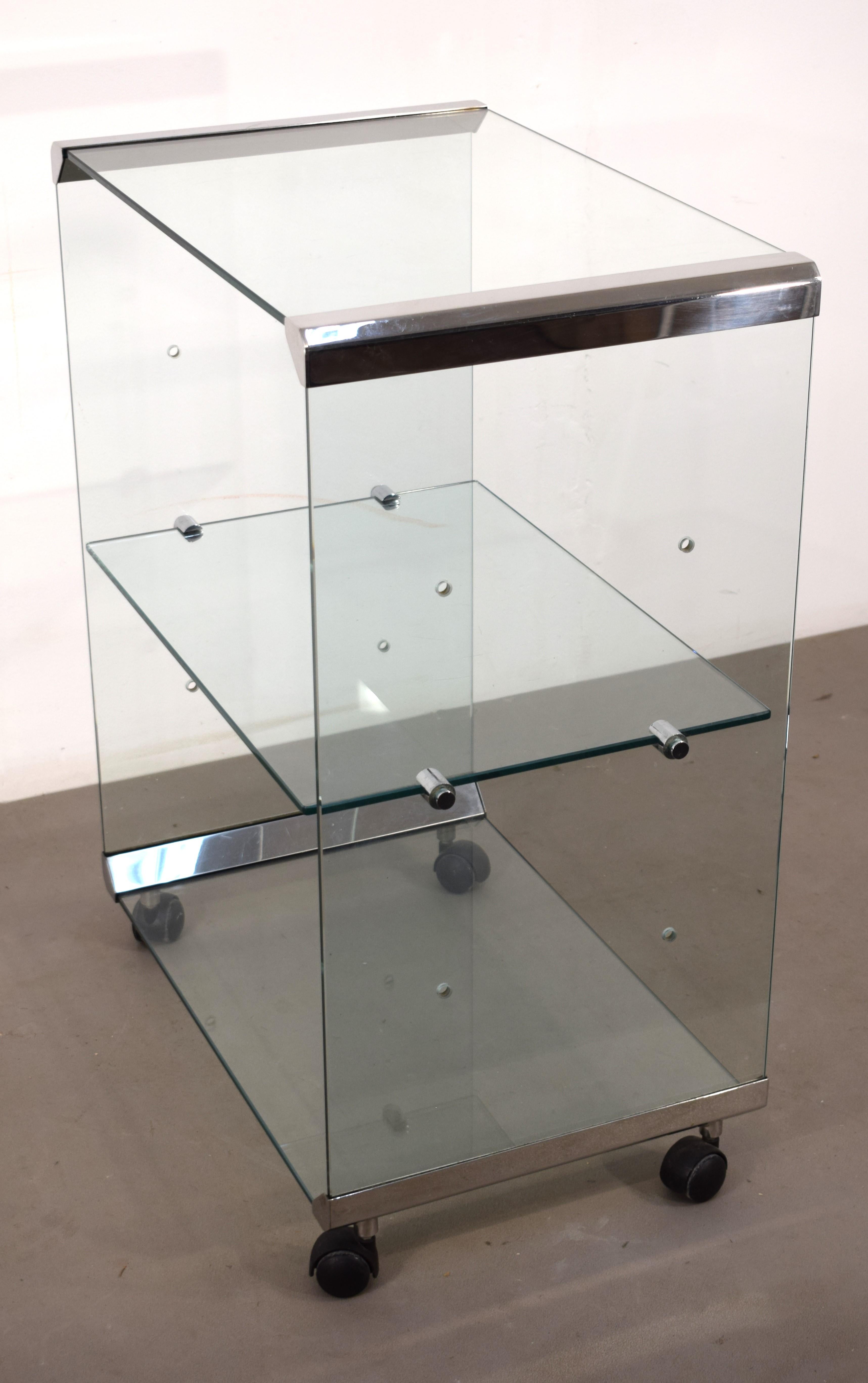 Trolley von Gallotti & Radice aus italienischer Produktion, um 1970.
Die rechteckige Struktur besteht aus transparenten Glasplatten, die mit verchromten Metallstreifen verbunden sind, die die Ecken des Wagens bilden. Mit vier schwarzen