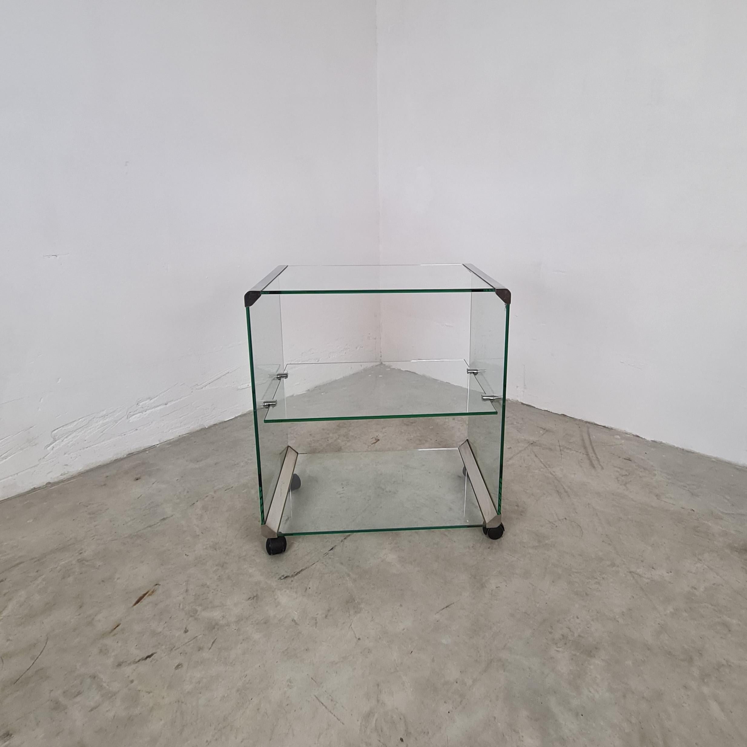 Trolley Modell George 1 hergestellt von Gallotti & Radice.

Essentieller und minimalistischer Stil der Möbel.

Der Wagen des Modells George 1 hat einen Rahmen aus gehärtetem Glas mit verchromten Stahlprofilen.

Dank seiner Wesentlichkeit und