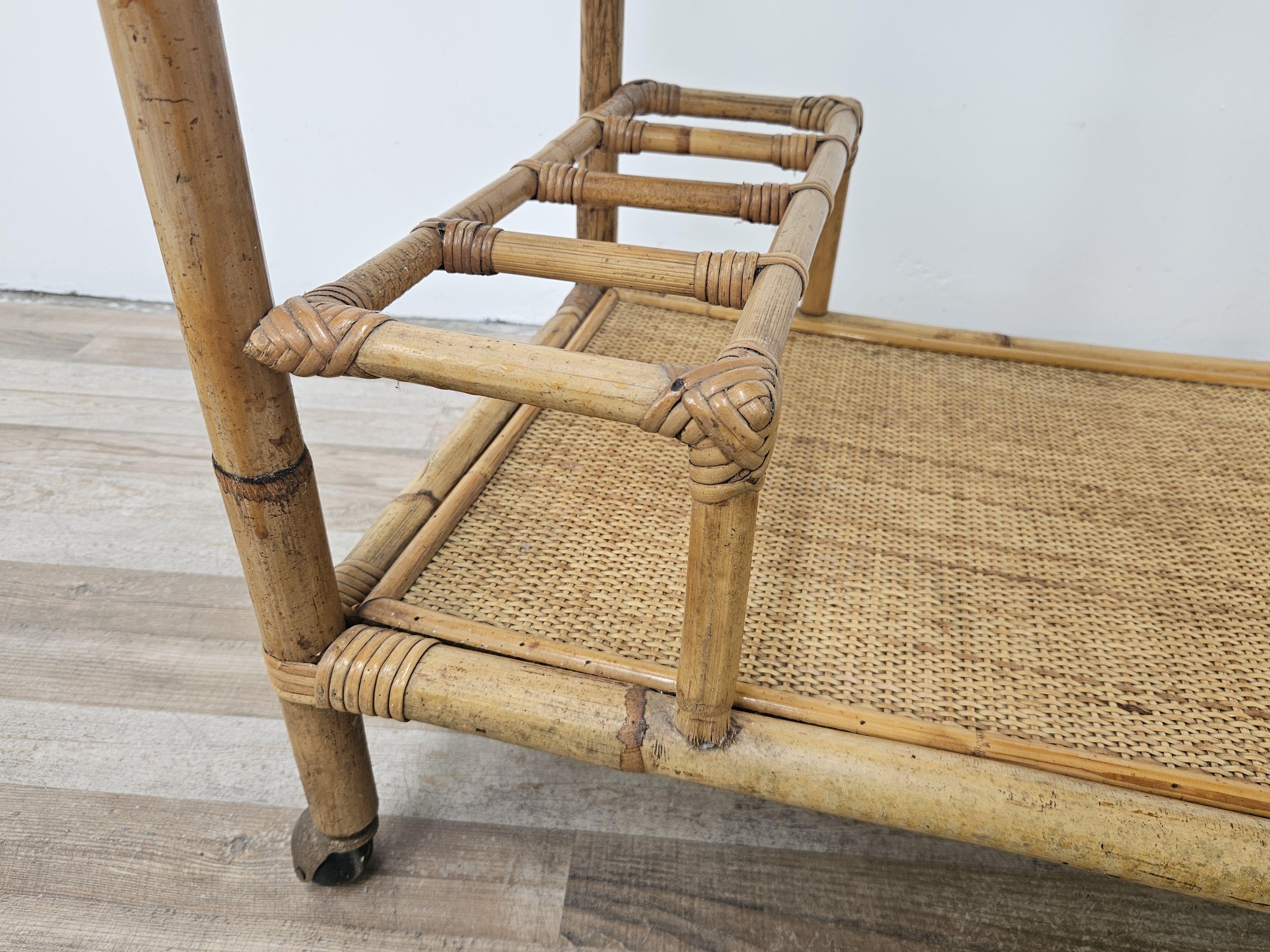 Carrello in vimini vintage con portabottiglie e ruote, 1970 For Sale 4
