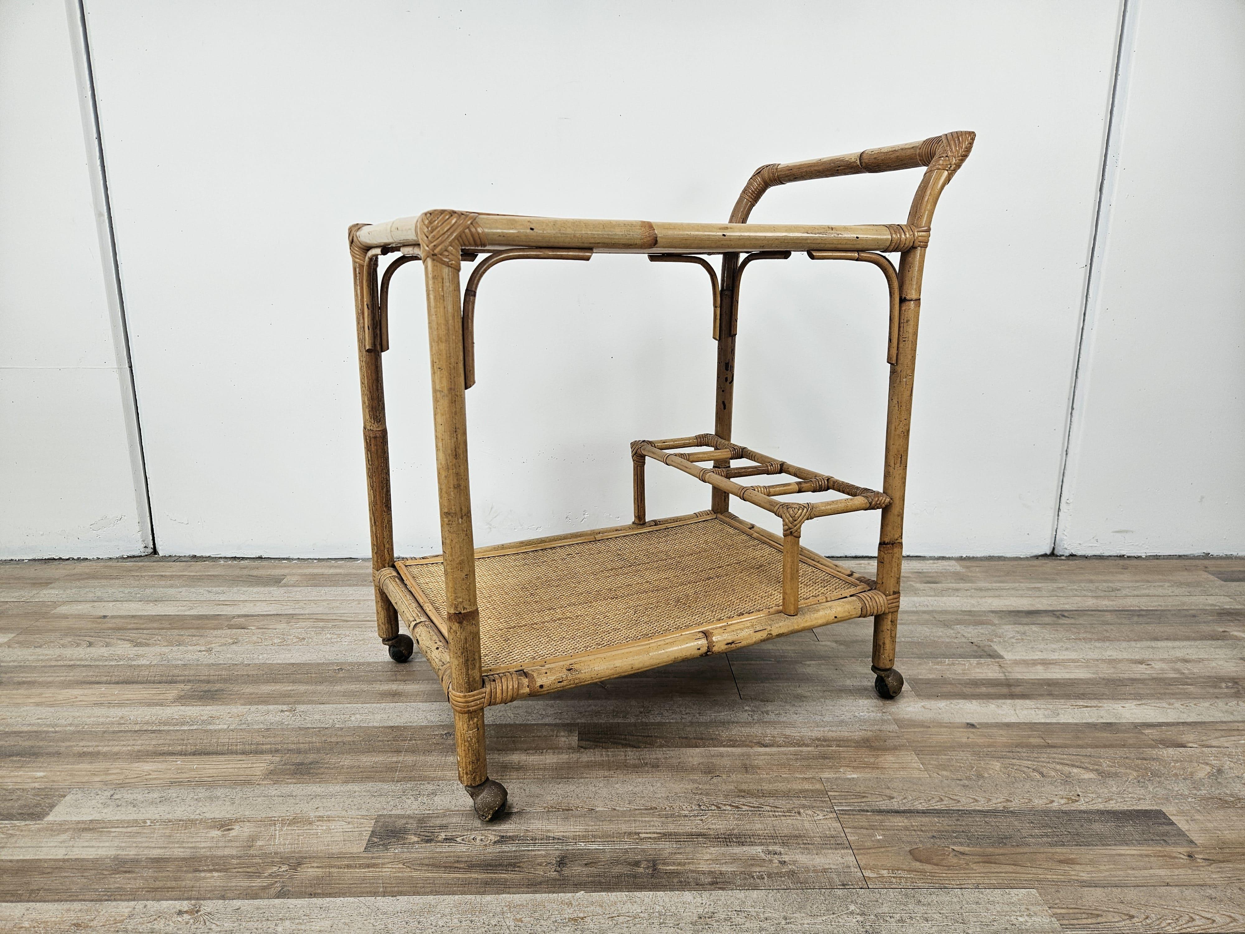 Mid-Century Modern Carrello in vimini vintage con portabottiglie e ruote, 1970 For Sale