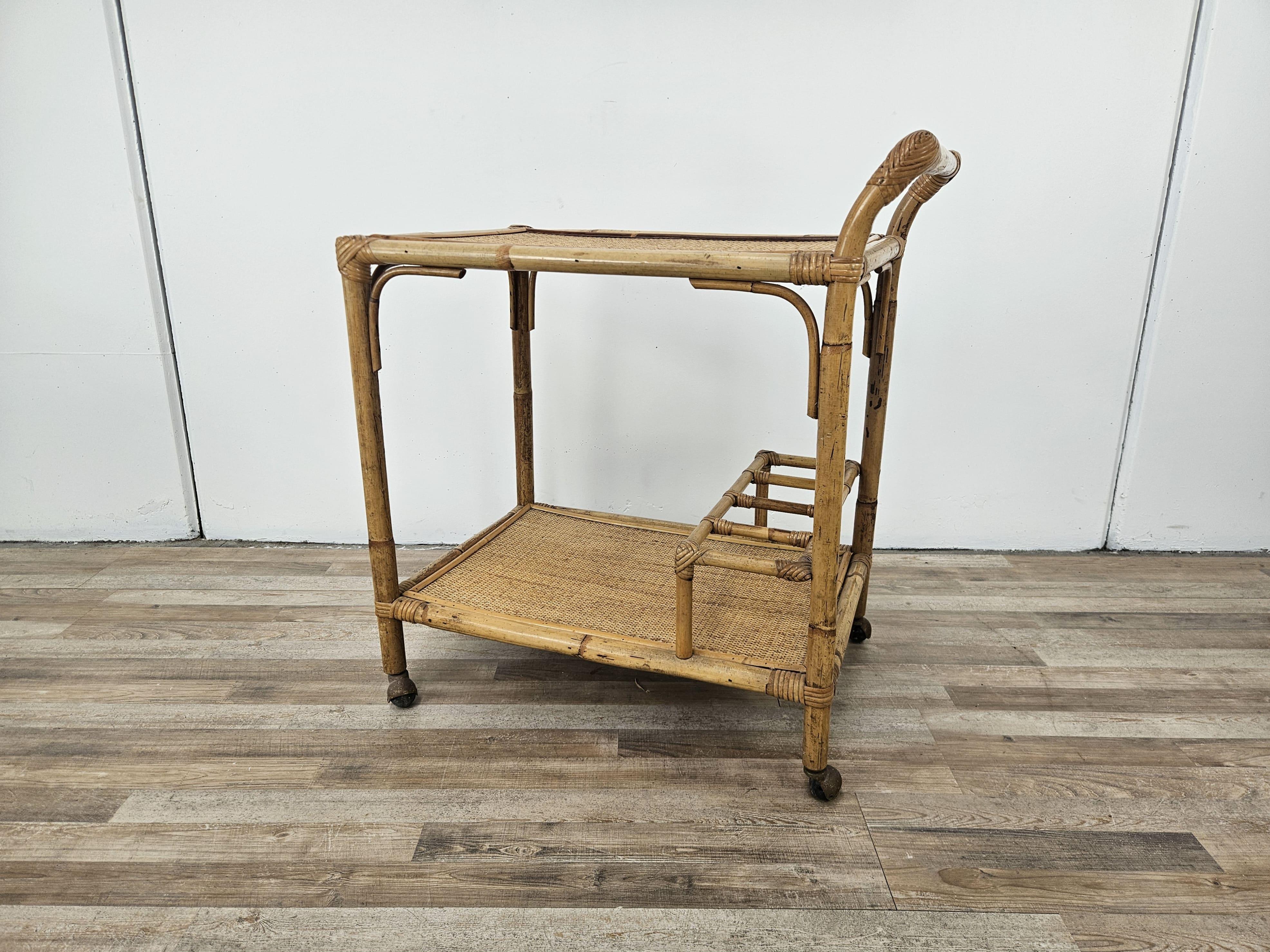Italian Carrello in vimini vintage con portabottiglie e ruote, 1970 For Sale