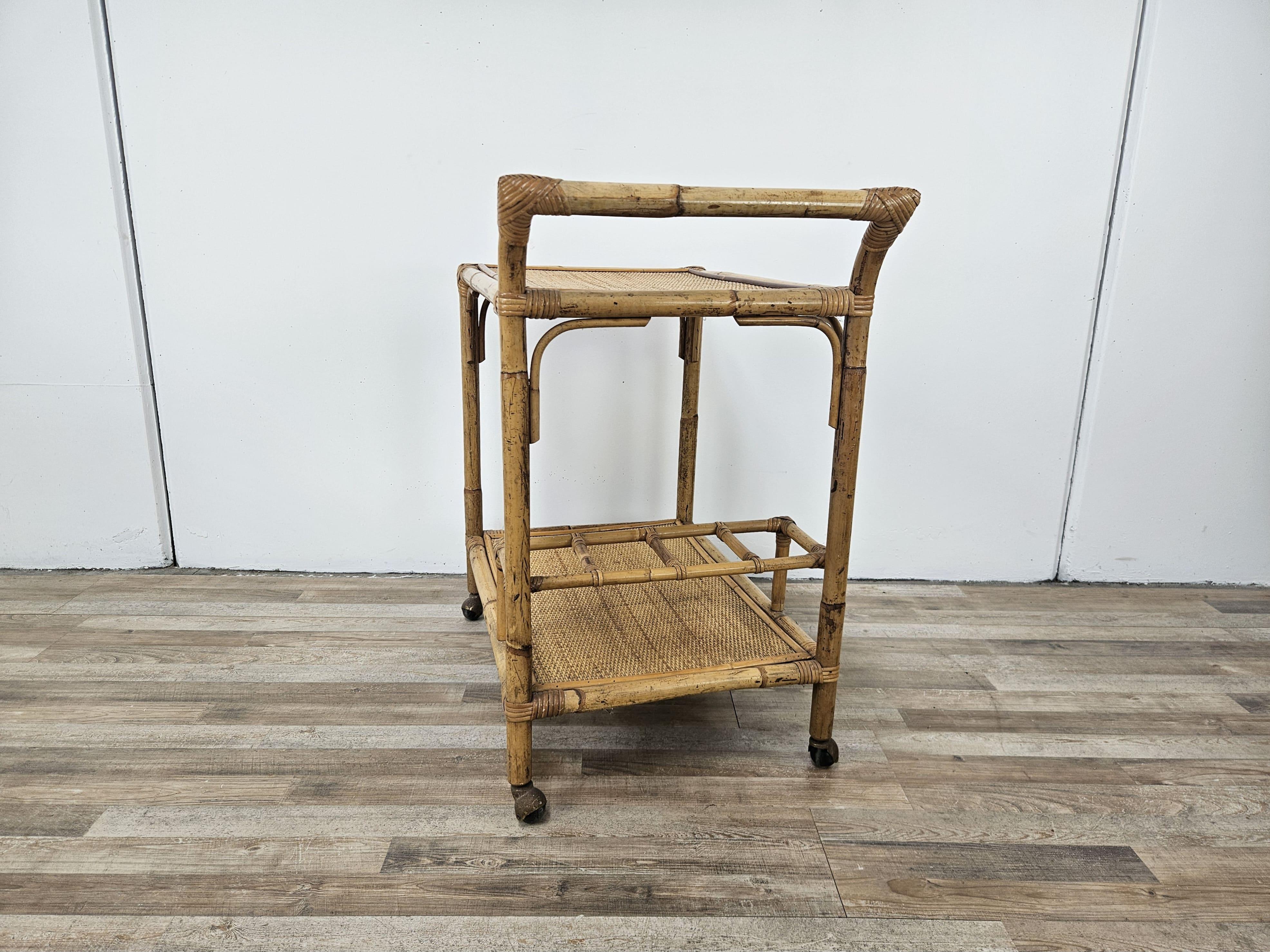 Carrello in vimini vintage con portabottiglie e ruote, 1970 In Good Condition For Sale In Premariacco, IT