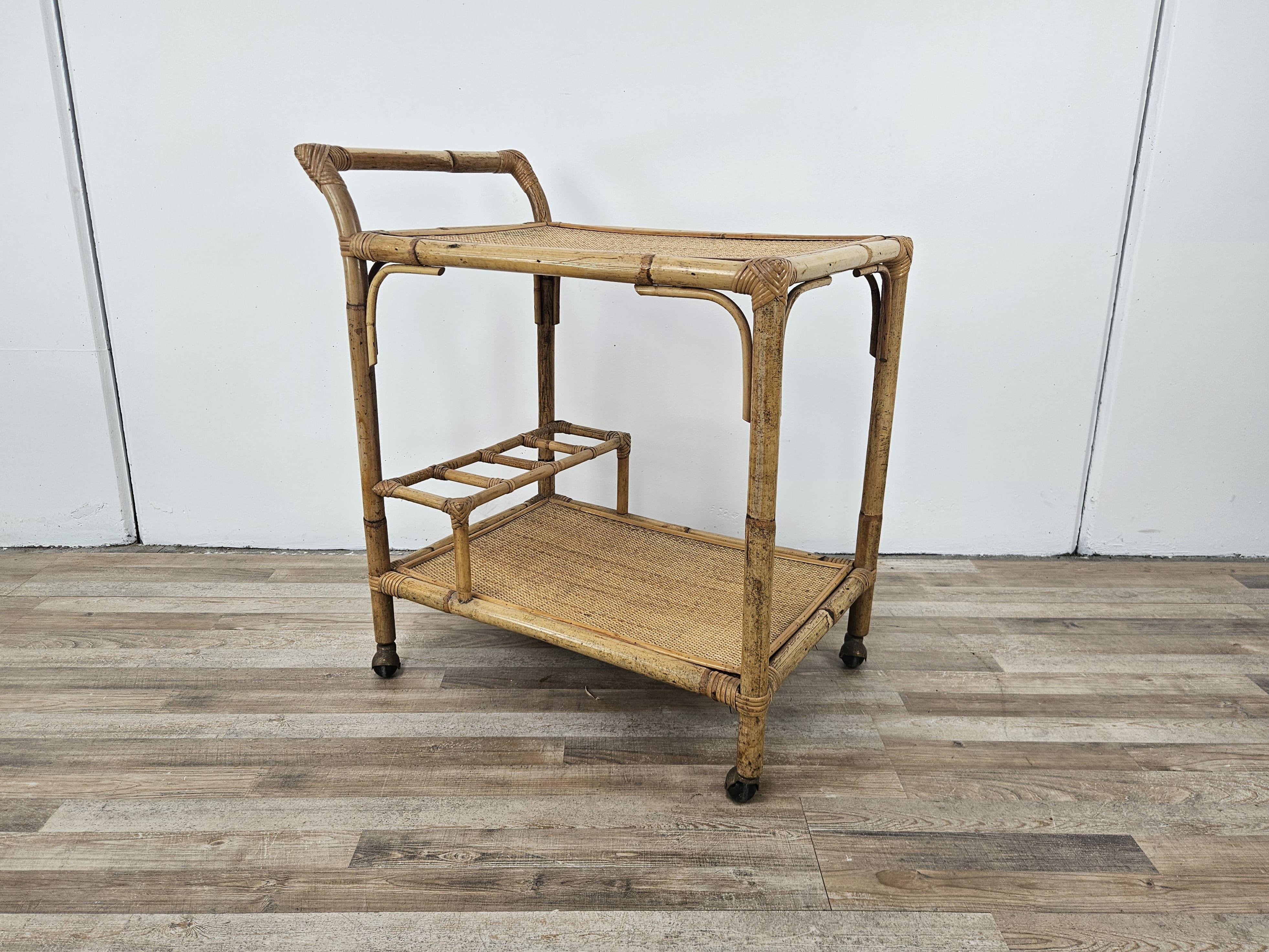Late 20th Century Carrello in vimini vintage con portabottiglie e ruote, 1970 For Sale