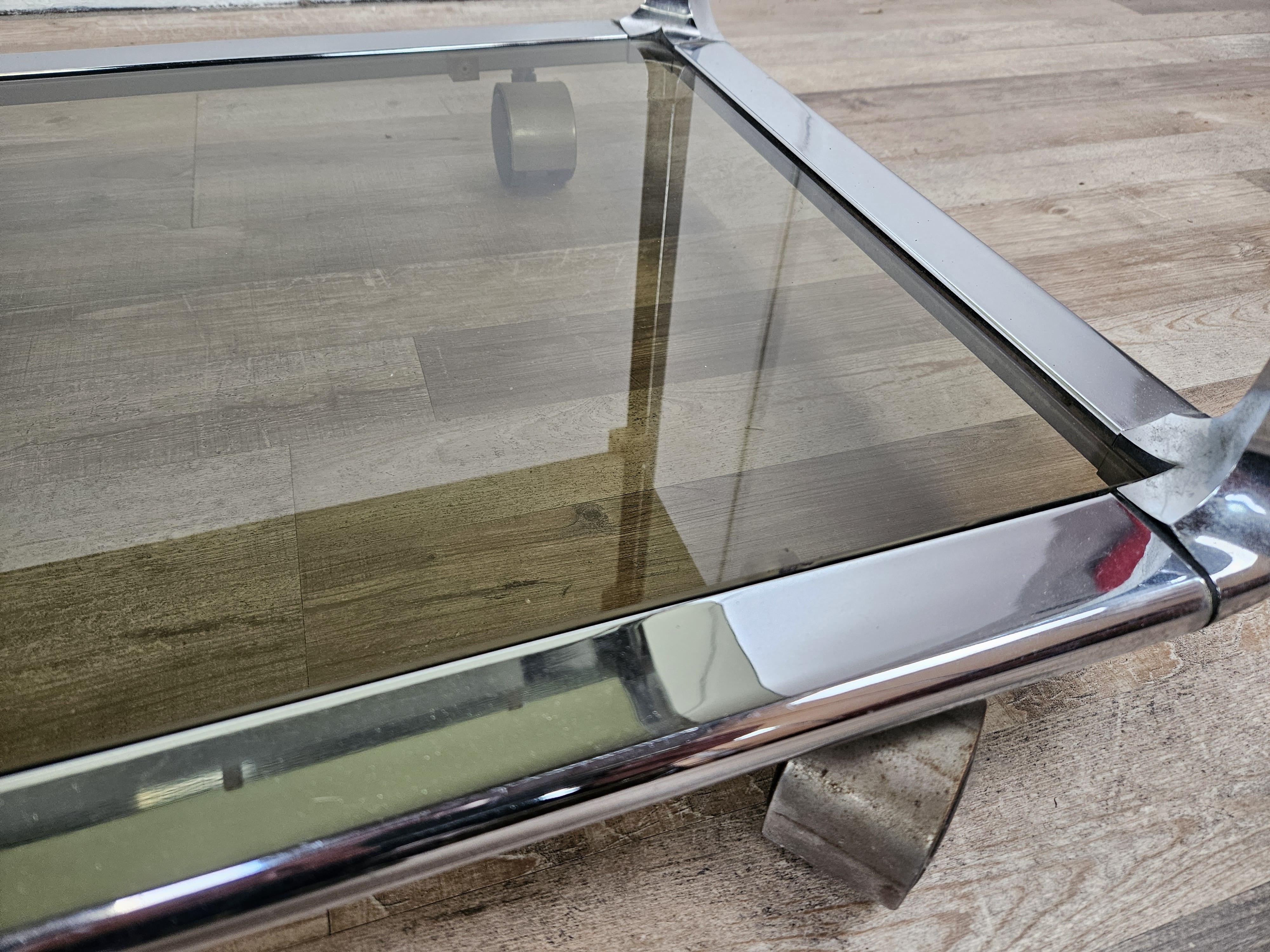 Carrello italiano anni '70 Hollywood Regency con ripiani in vetro fumè in vendita 4