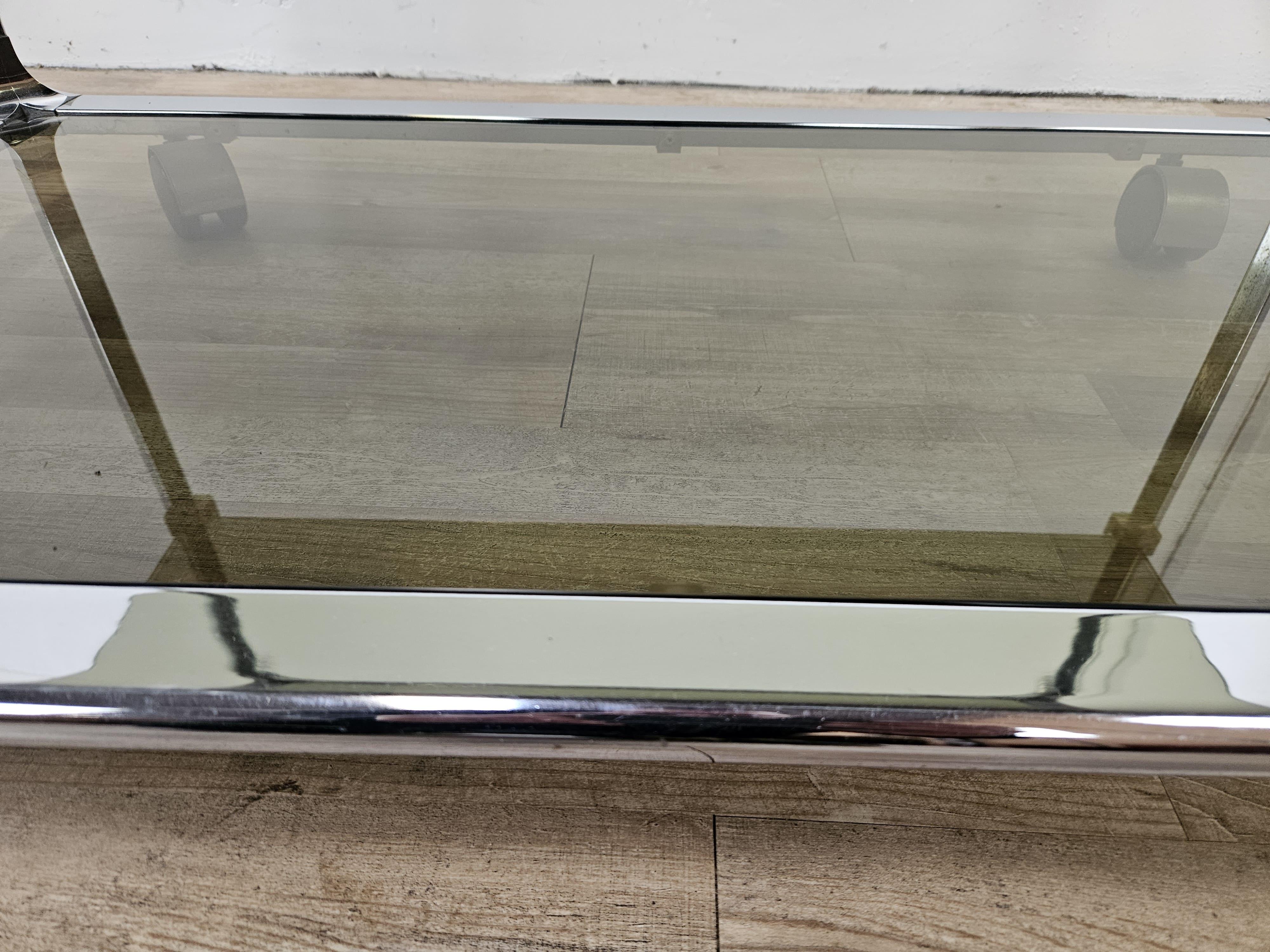 Carrello italiano anni '70 Hollywood Regency con ripiani in vetro fumè in vendita 5