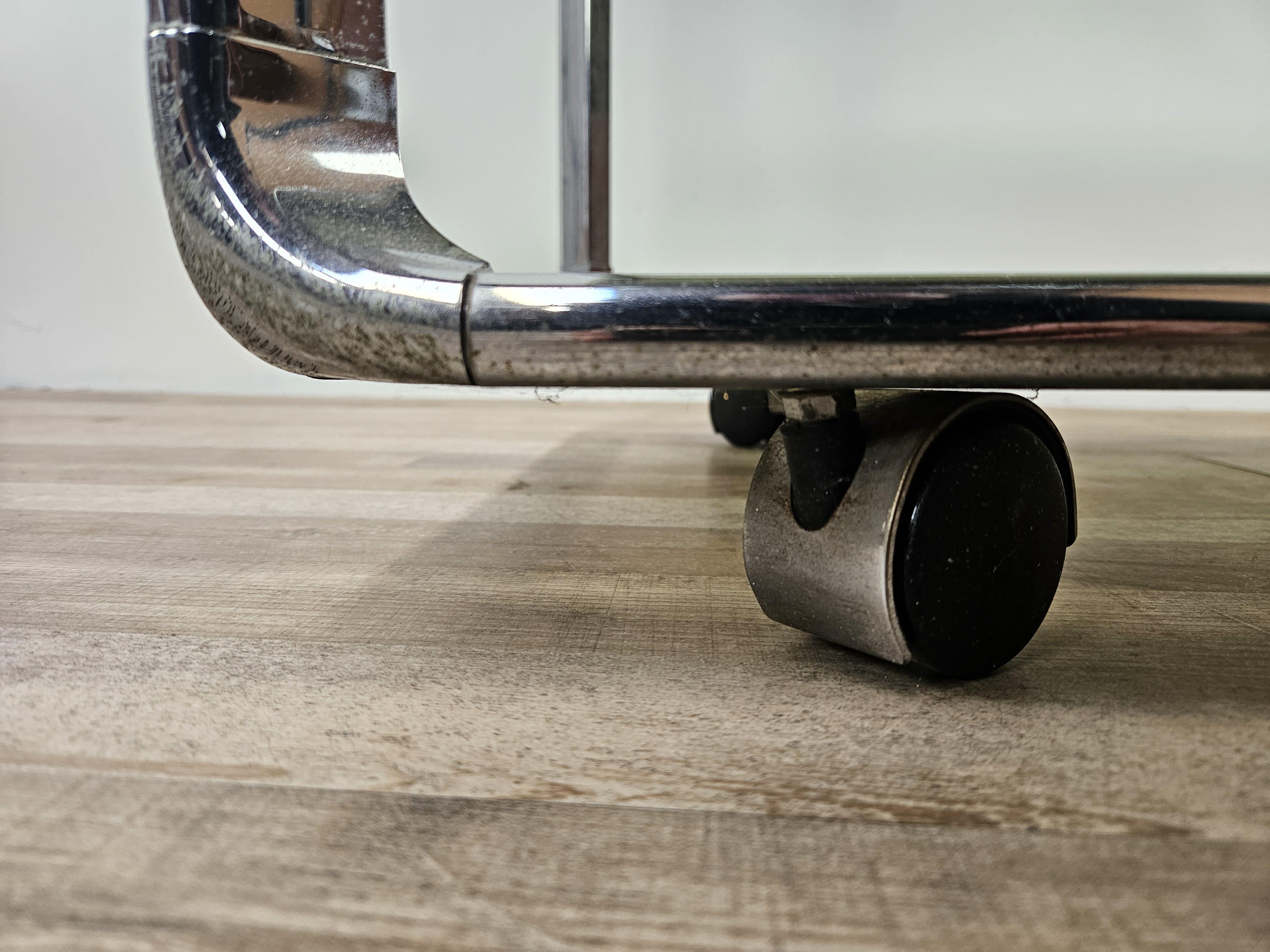 Carrello italiano anni '70 Hollywood Regency con ripiani in vetro fumè in vendita 6