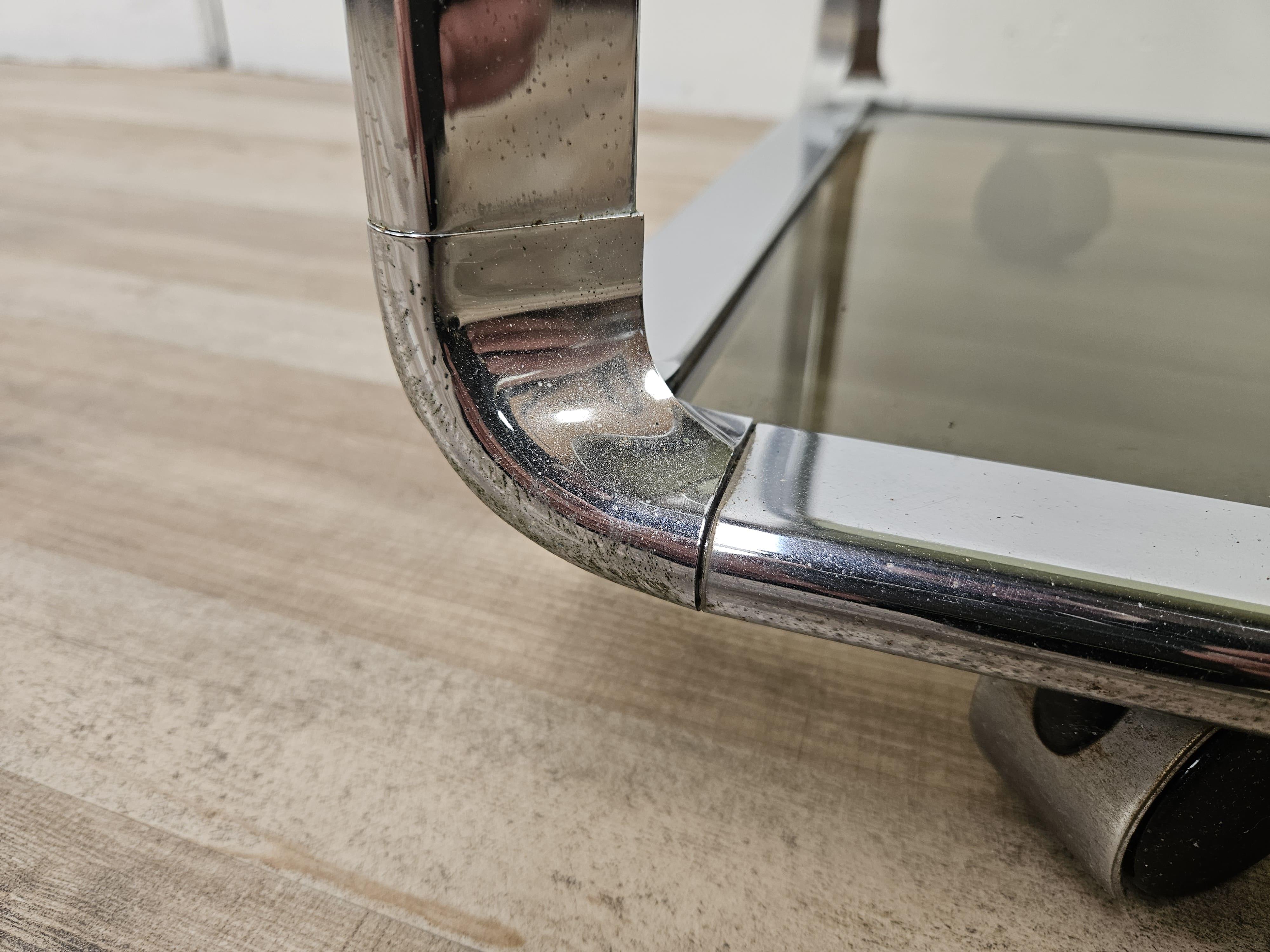 Carrello italiano anni '70 Hollywood Regency con ripiani in vetro fumè in vendita 7