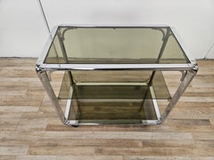 Carrello italiano anni '70 Hollywood Regency con ripiani in vetro fumè