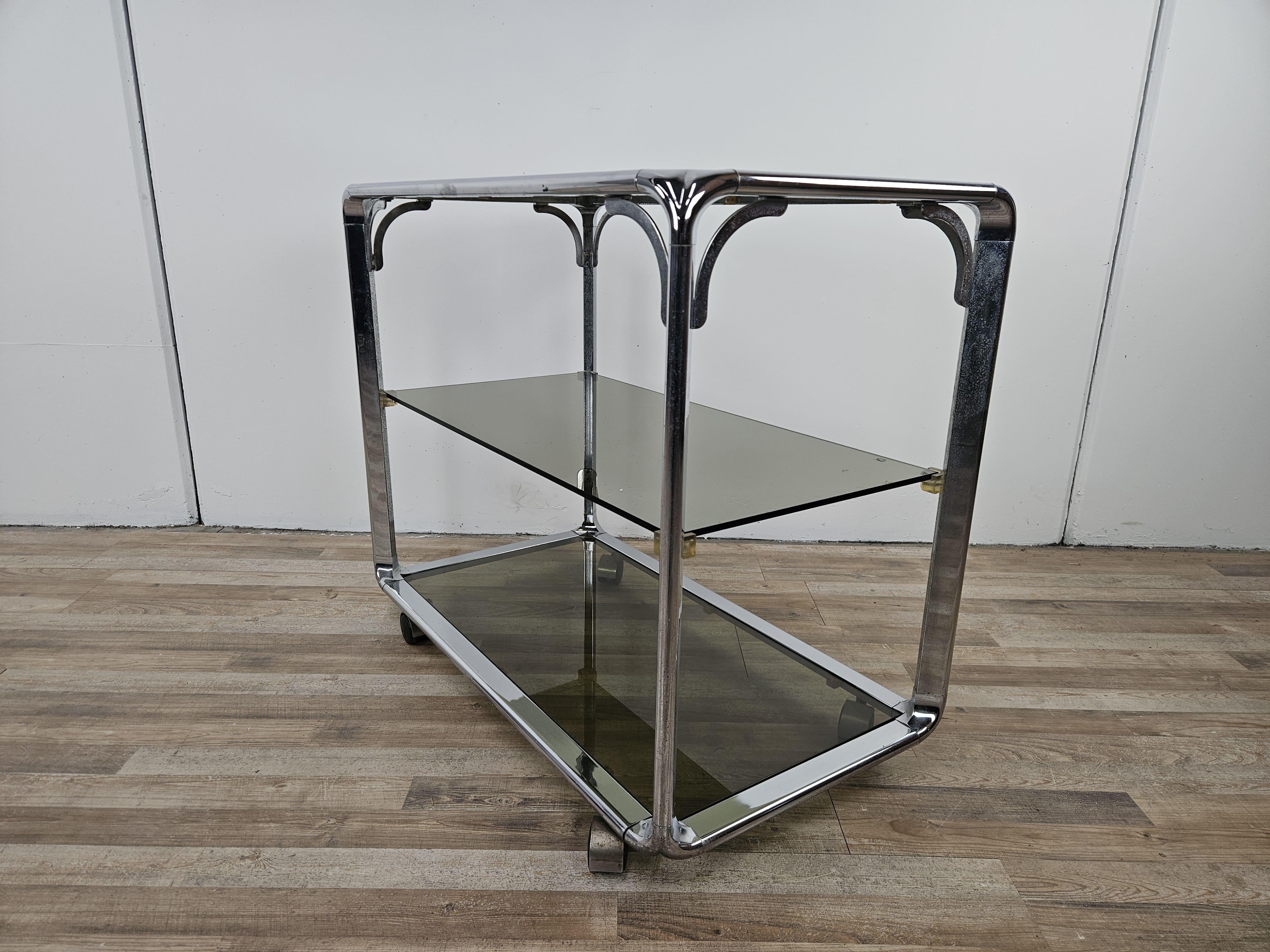 Carrello italiano anni '70 Hollywood Regency con ripiani in vetro fumè In condizioni buone in vendita a Premariacco, IT