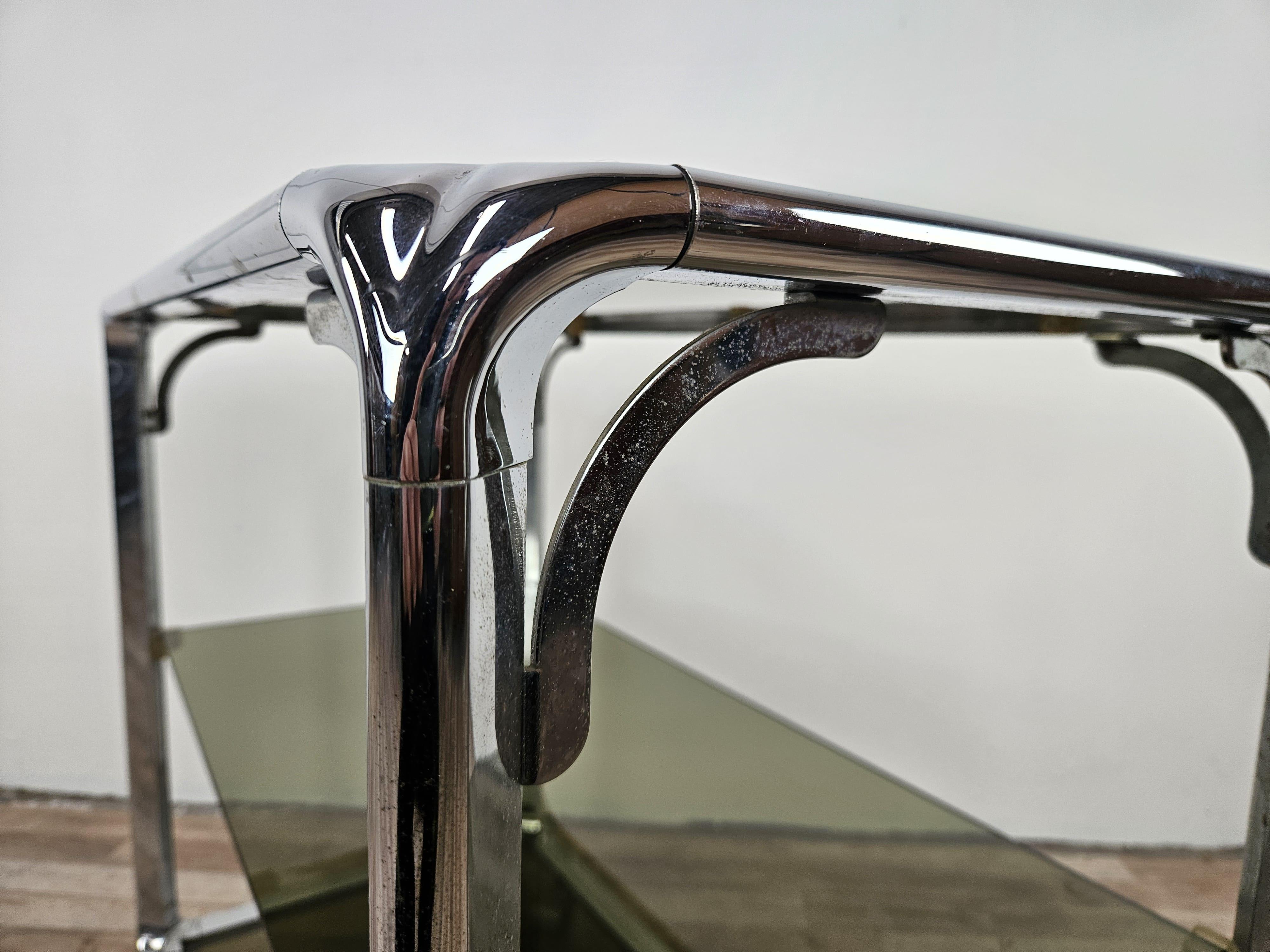 Late 20th Century Carrello italiano anni '70 Hollywood Regency con ripiani in vetro fumè in vendita