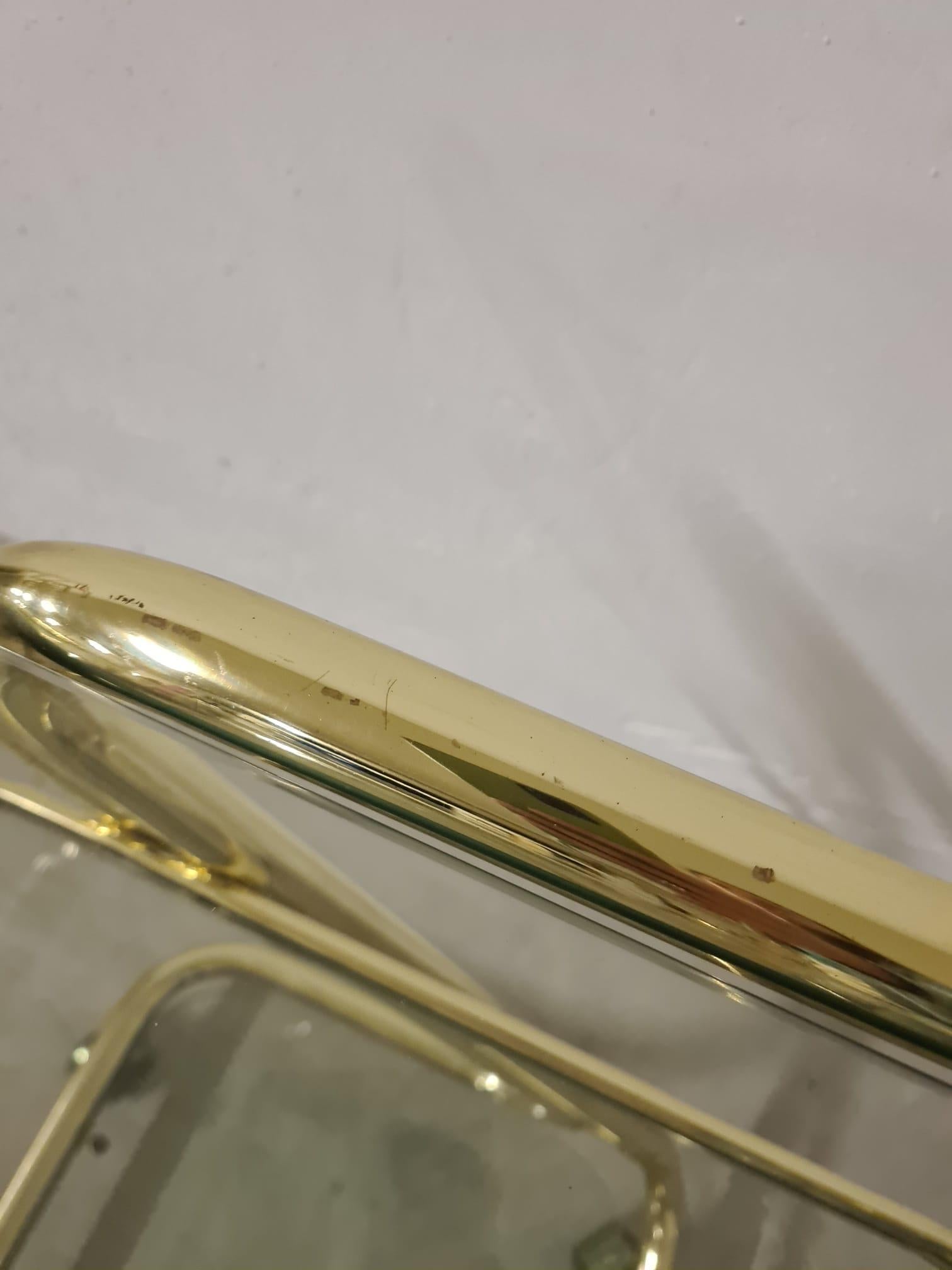 Carello Morex in metallo dorato.

Produzione italiana degli anni 80'.

Morex è una ditta italiana fondata nel 1973 ed ancora attiva oggi.

Il carrello presenta una struttura in metallo dorato con 3 piani in vetro con angoli stondati.

Si trova in