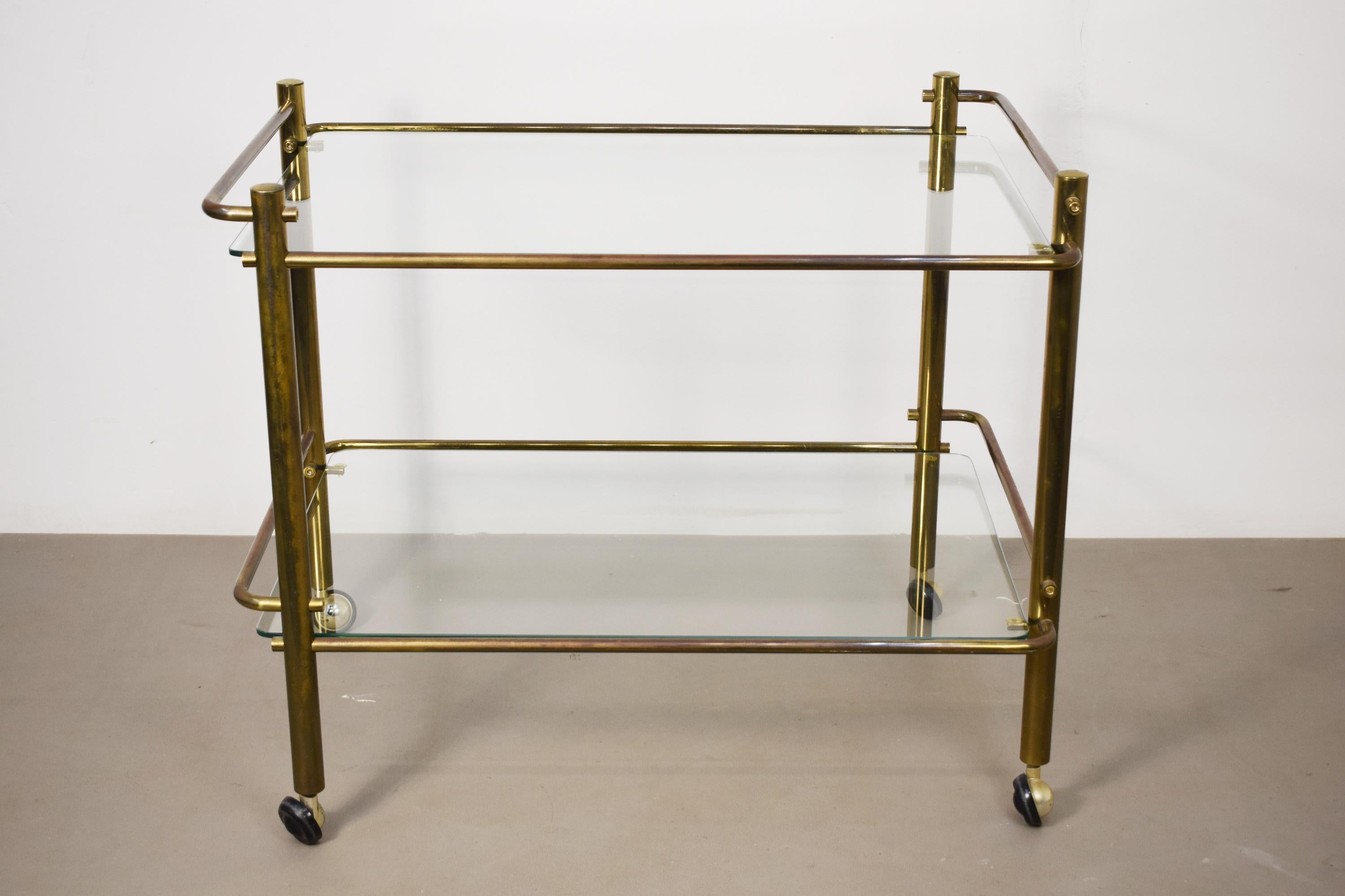 Carrello in ottone e vetro, produzione italiana degli anni '70 circa.
Buone condizioni, normale usura del tempo, vedere foto.
Dimensiones: H= 66 cm; L= 79 cm; P= 55 cm.
Si garantisce imballaggio professionale e spedizione sicura in tutto il mondo.