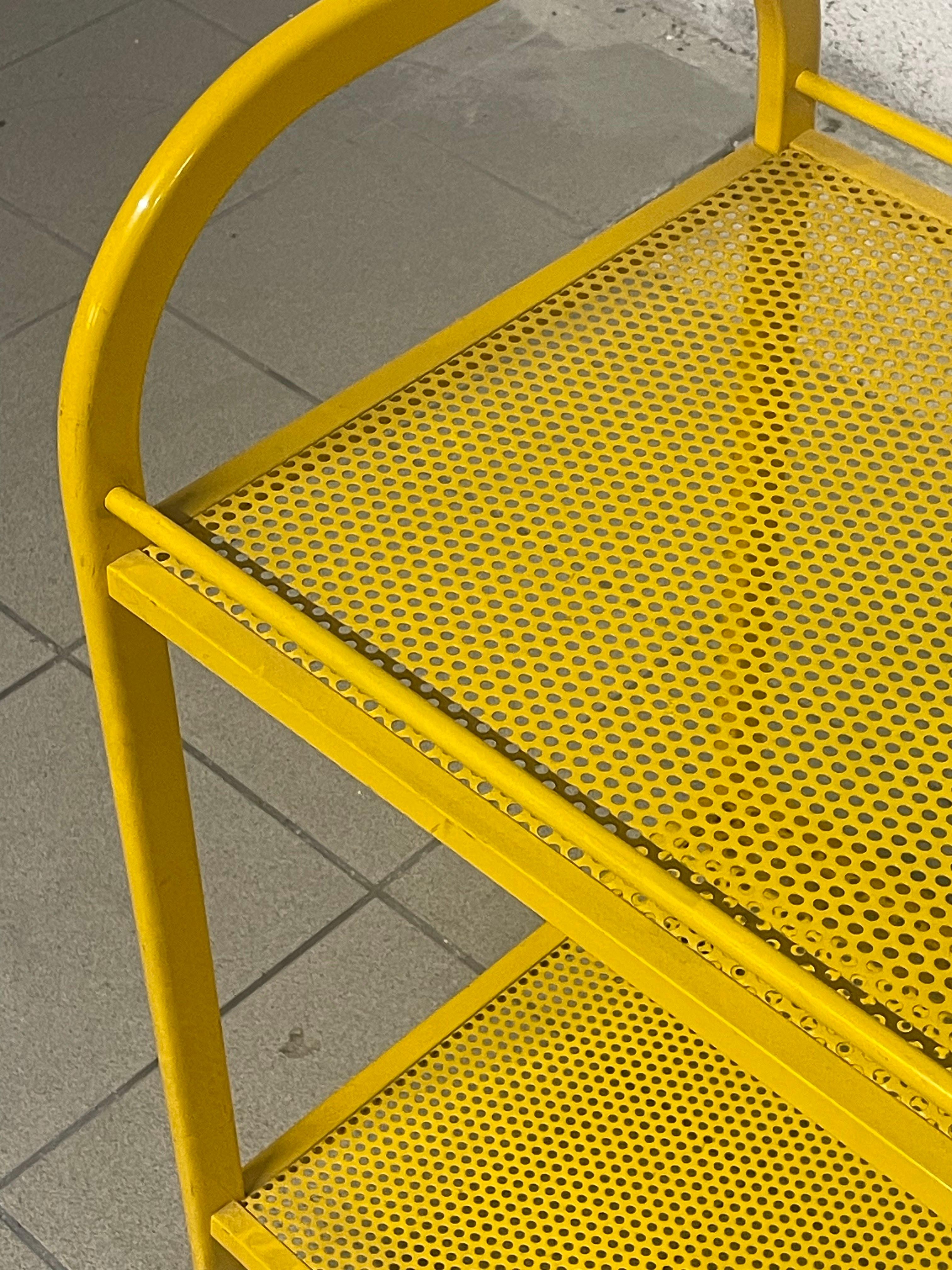 Carrellino di servizio anni '80 in metallo laccato giallo.

Comodo e adatto a tutti gli ambienti della casa ma anche dell'ufficio.

In condizioni vintage buone.