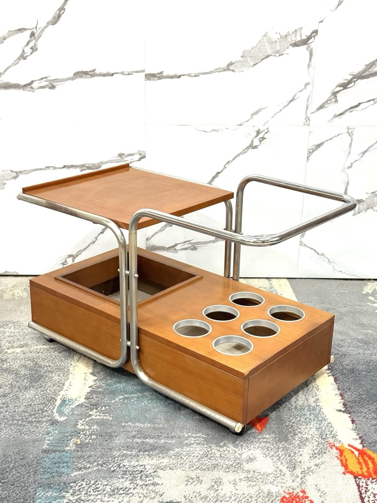 Carrello Portavivande Stile Bauhaus – Marcel Breuer Style, Anni ’70


Affascinante carrello portavivande degli anni ’70 ispirato ai principi del Bauhaus e allo stile di Marcel Breuer, celebre per l’uso innovativo del tubolare metallico e delle forme