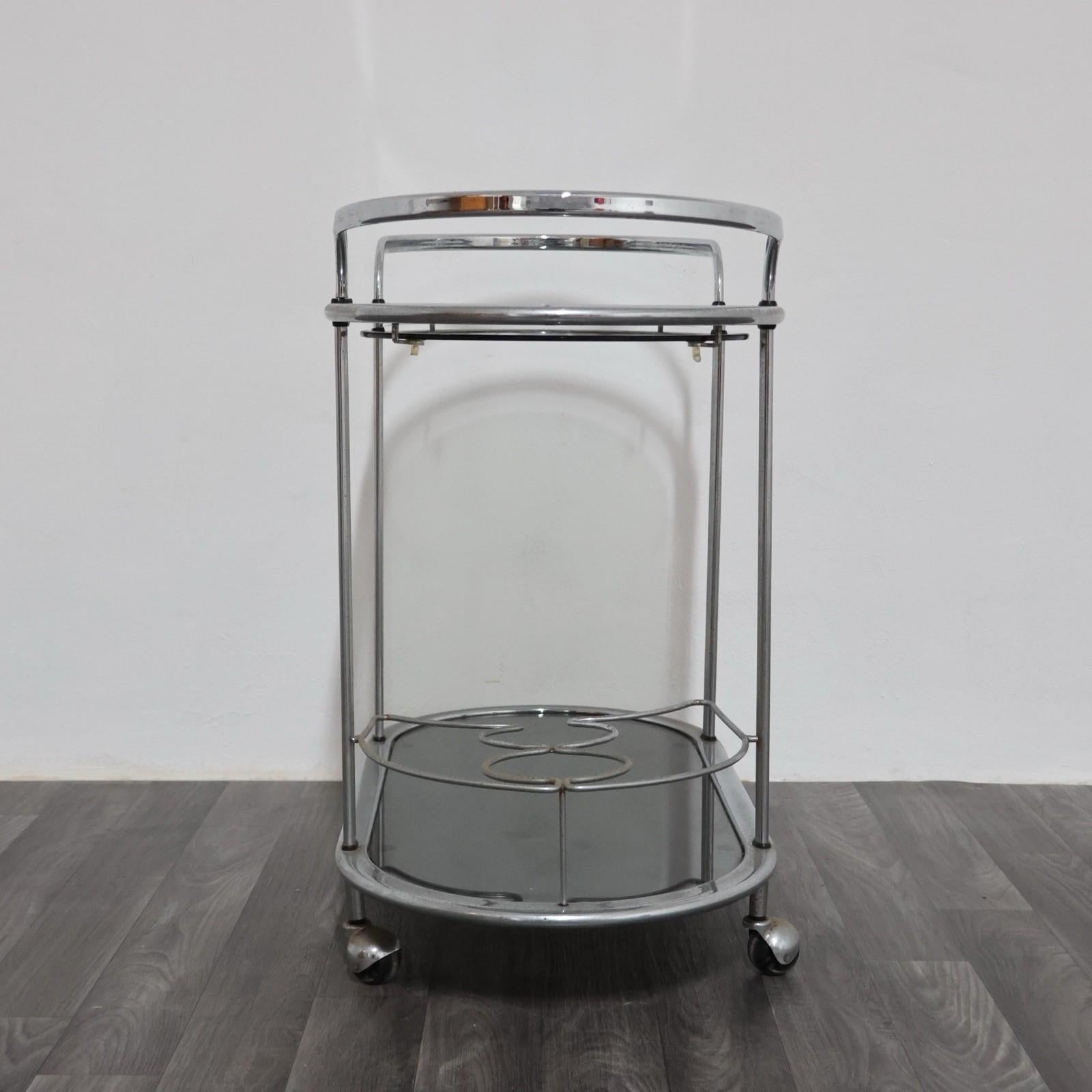 Carrello Portavivande In Acciaio Doppio Ripiano Cristallo Fumè Design Anni 70 en vente 6