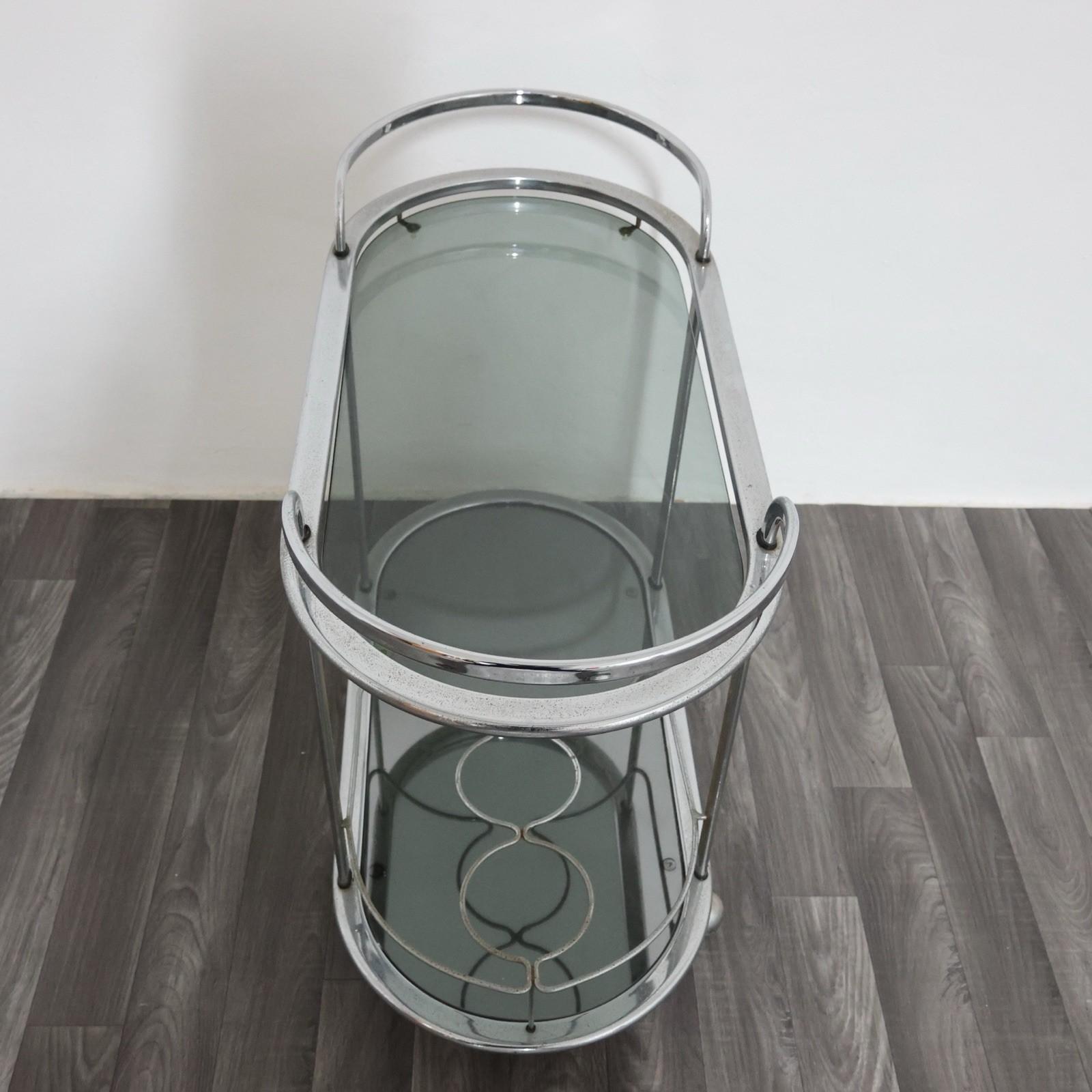 Carrello Portavivande In Acciaio Doppio Ripiano Cristallo Fumè Design Anni 70 en vente 8