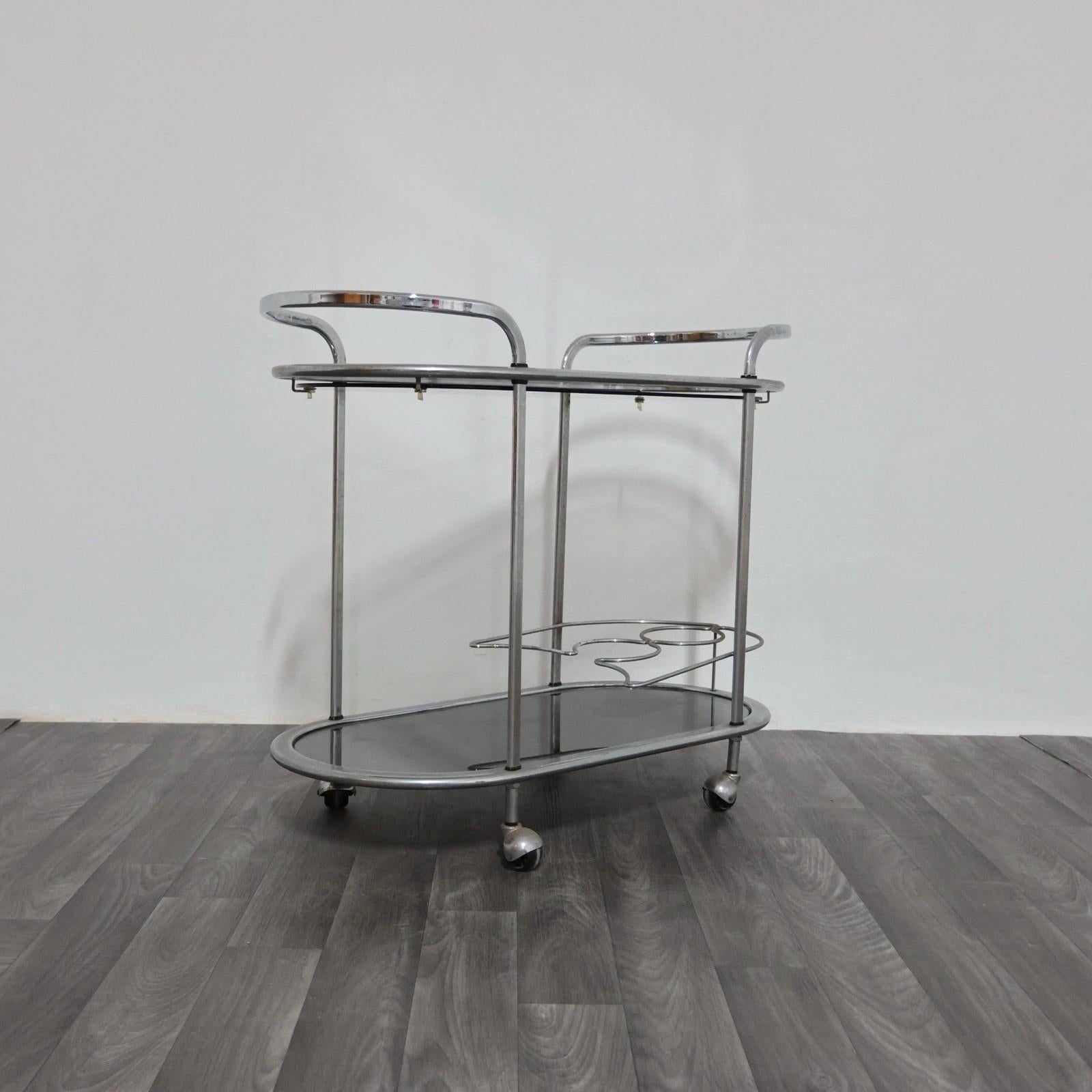 italien Carrello Portavivande In Acciaio Doppio Ripiano Cristallo Fumè Design Anni 70 en vente