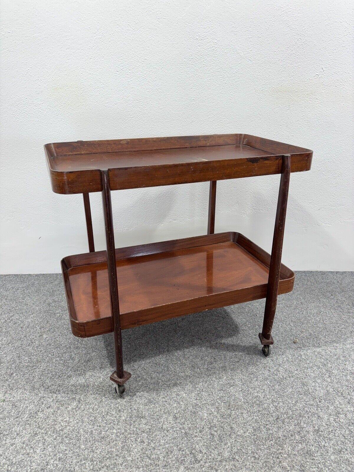 Carrello Portavivande doppio ripiano In Legno Rustico 1950’s Mid Century Design.

Struttura in buone condizioni conservative, sono presenti segni del tempo dovuti all’utilizzo e all’età. (Vedi foto)

La sua autenticità viene appunto caratterizzata