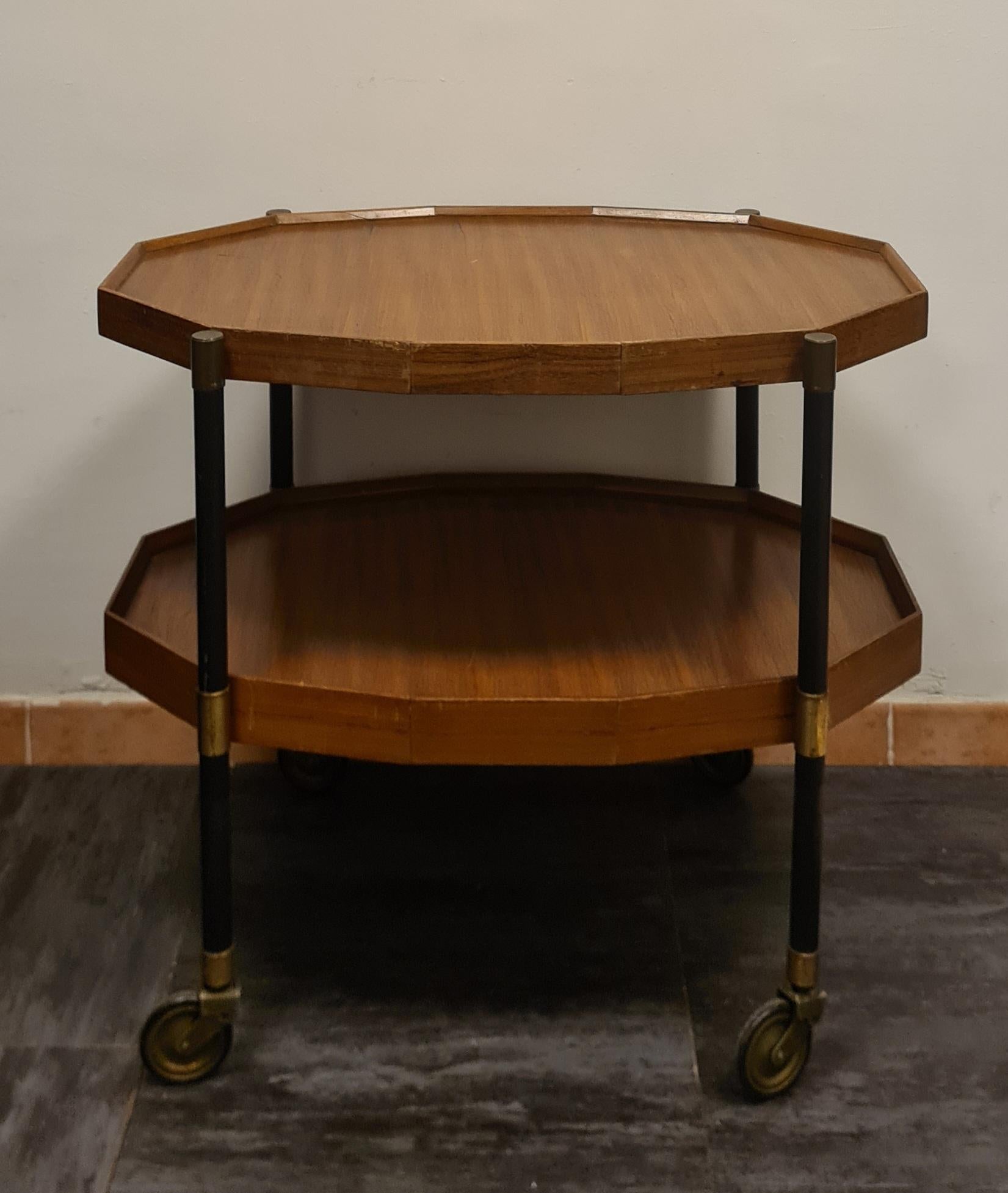 Carrello portavivande divisibile in 2.

Funzionale carrello ideale come mobile bar o piano d'appoggio in sala o soggiorno.

Il carrello è realizzato il legno teak con particolari in ottone ed è una produzione italiana degli anni 50.

Quello che lo