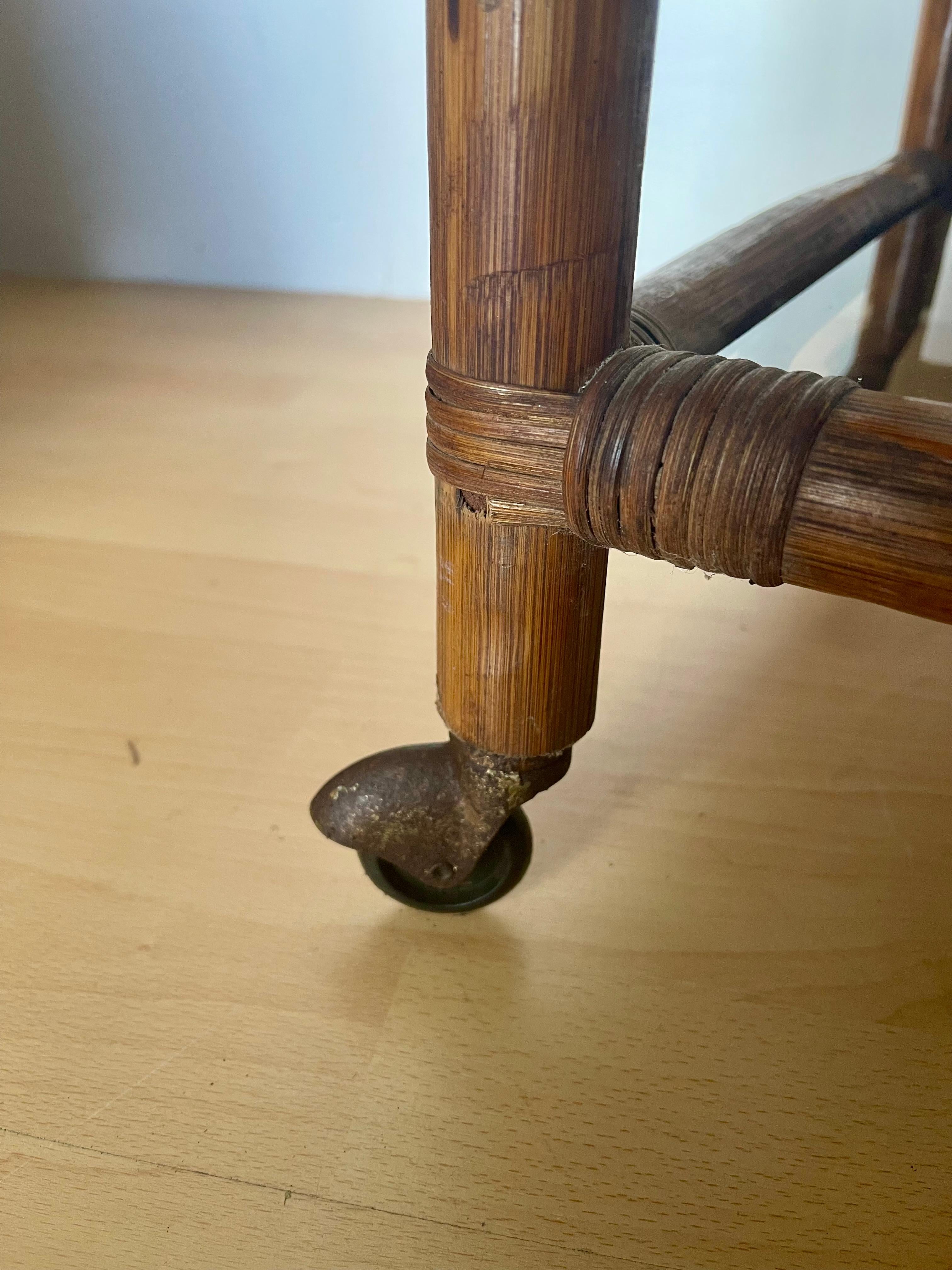 Carrello portavivande italiano in legno di bengala e vetro fumé anni '70 in vendita 3