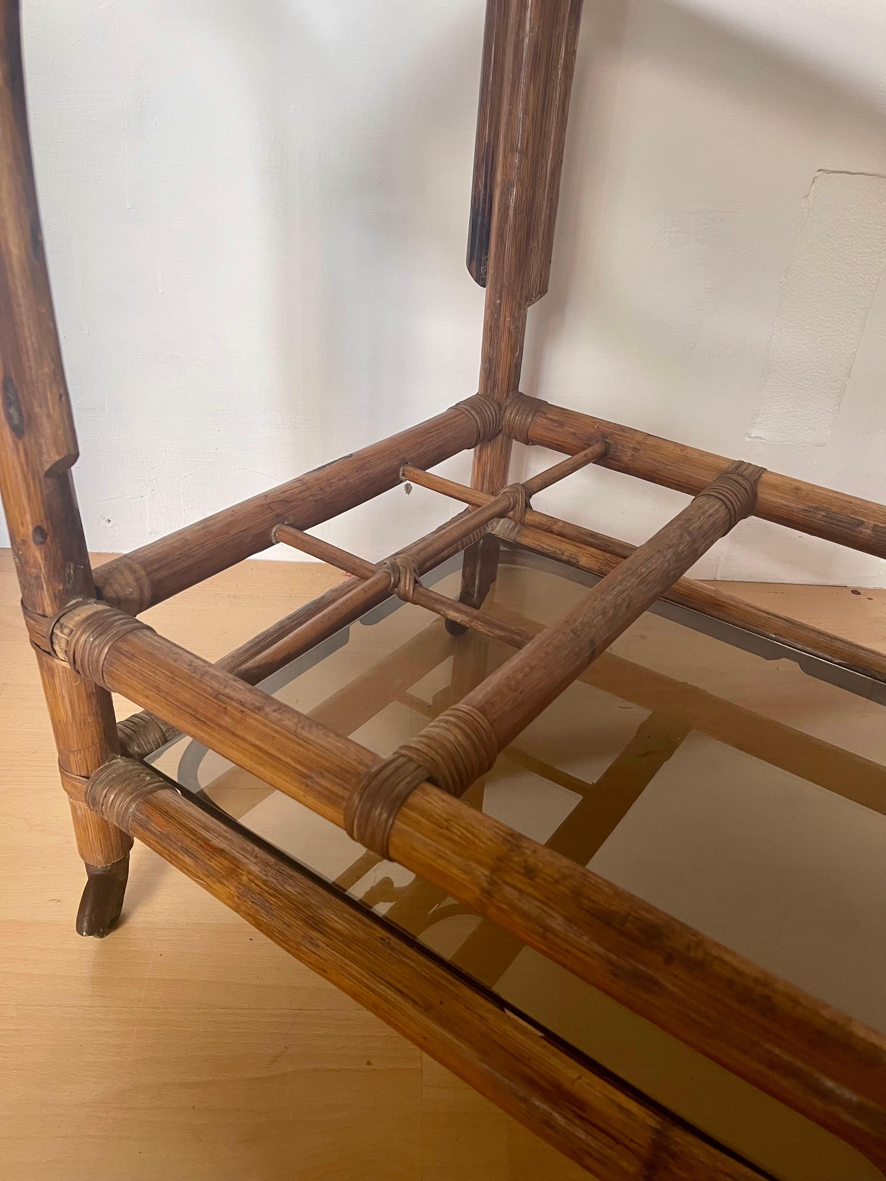 Carrello portavivande italiano in legno di bengala e vetro fumé anni '70 in vendita 4