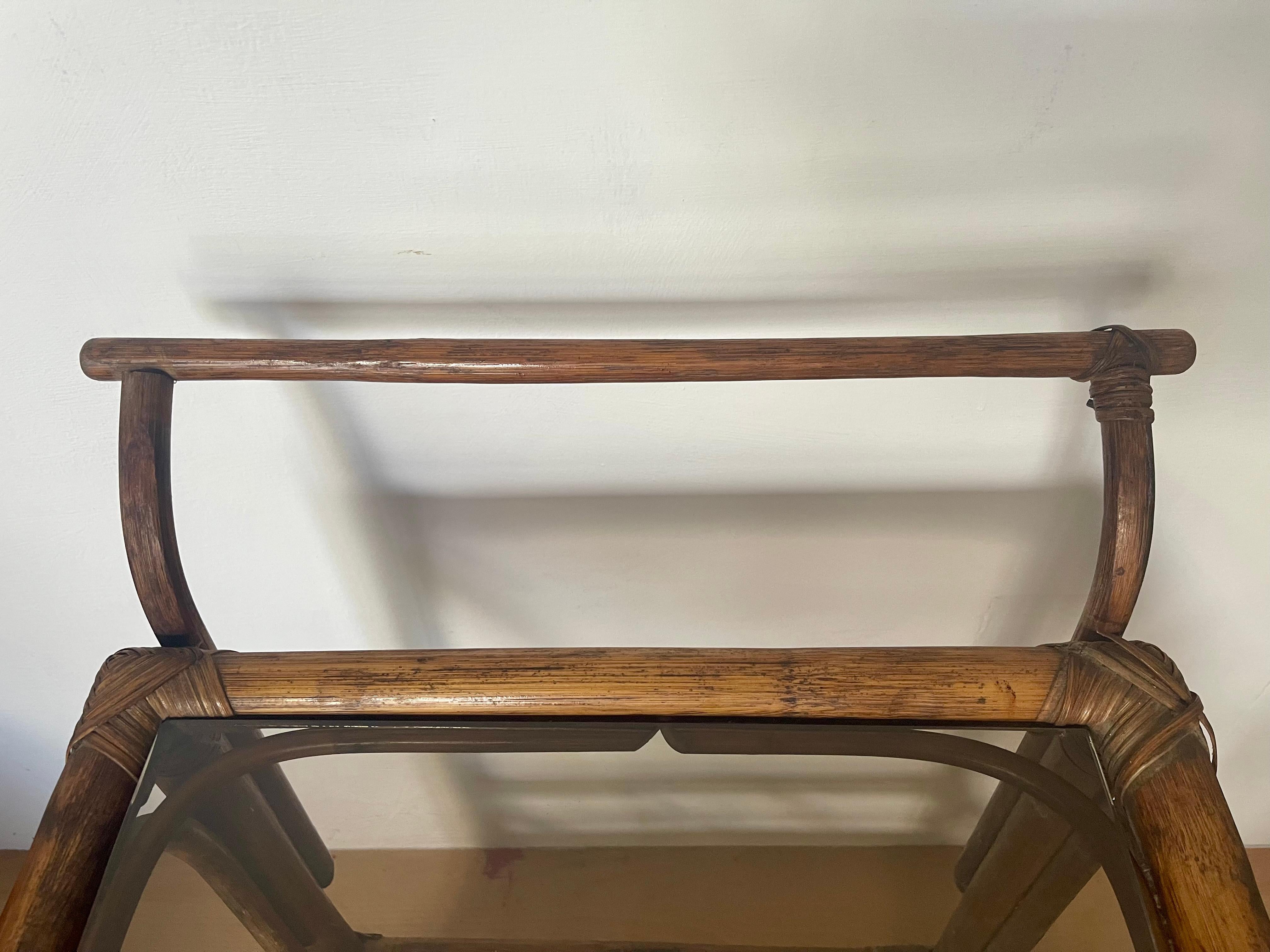 Carrello portavivande italiano in legno di bengala e vetro fumé anni '70 in vendita 5