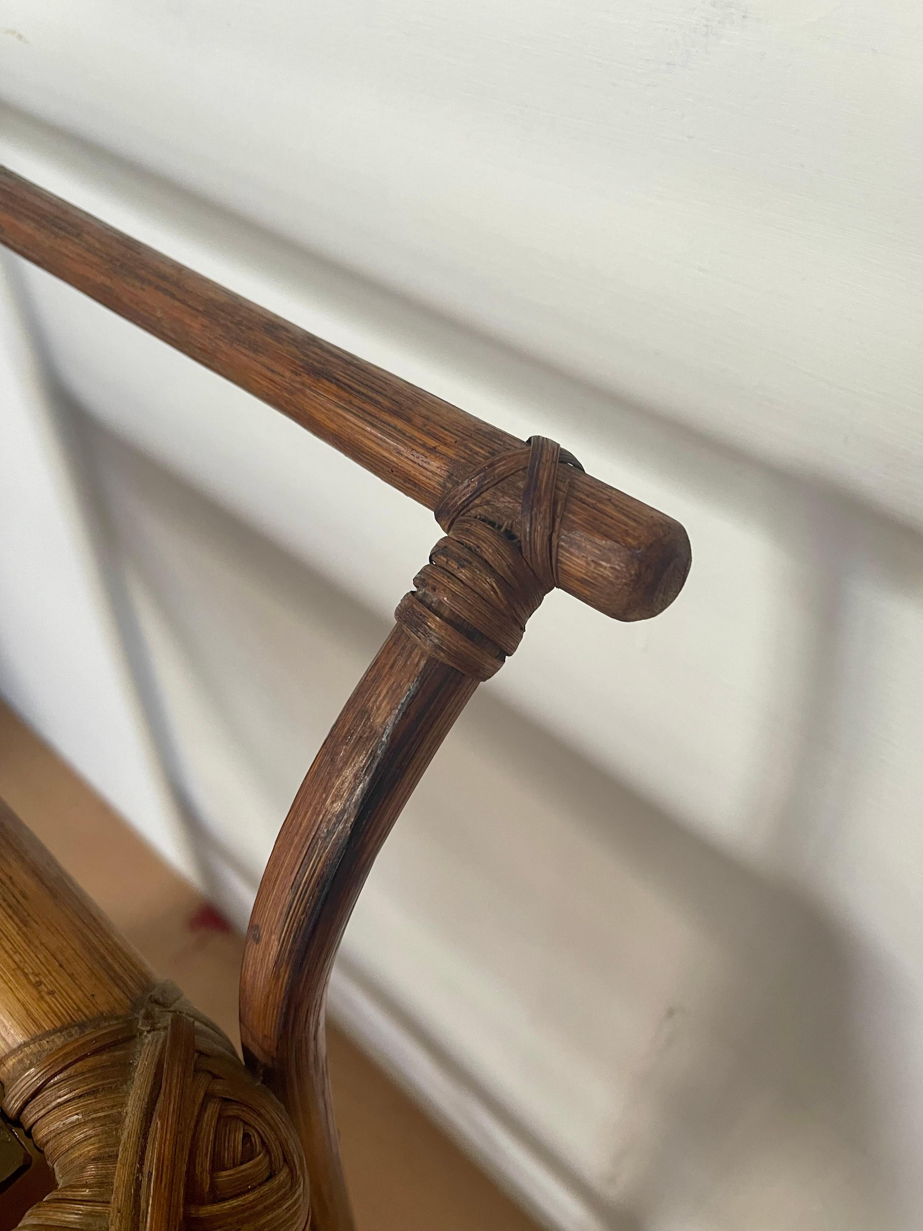 Carrello portavivande italiano in legno di bengala e vetro fumé anni '70 in vendita 6