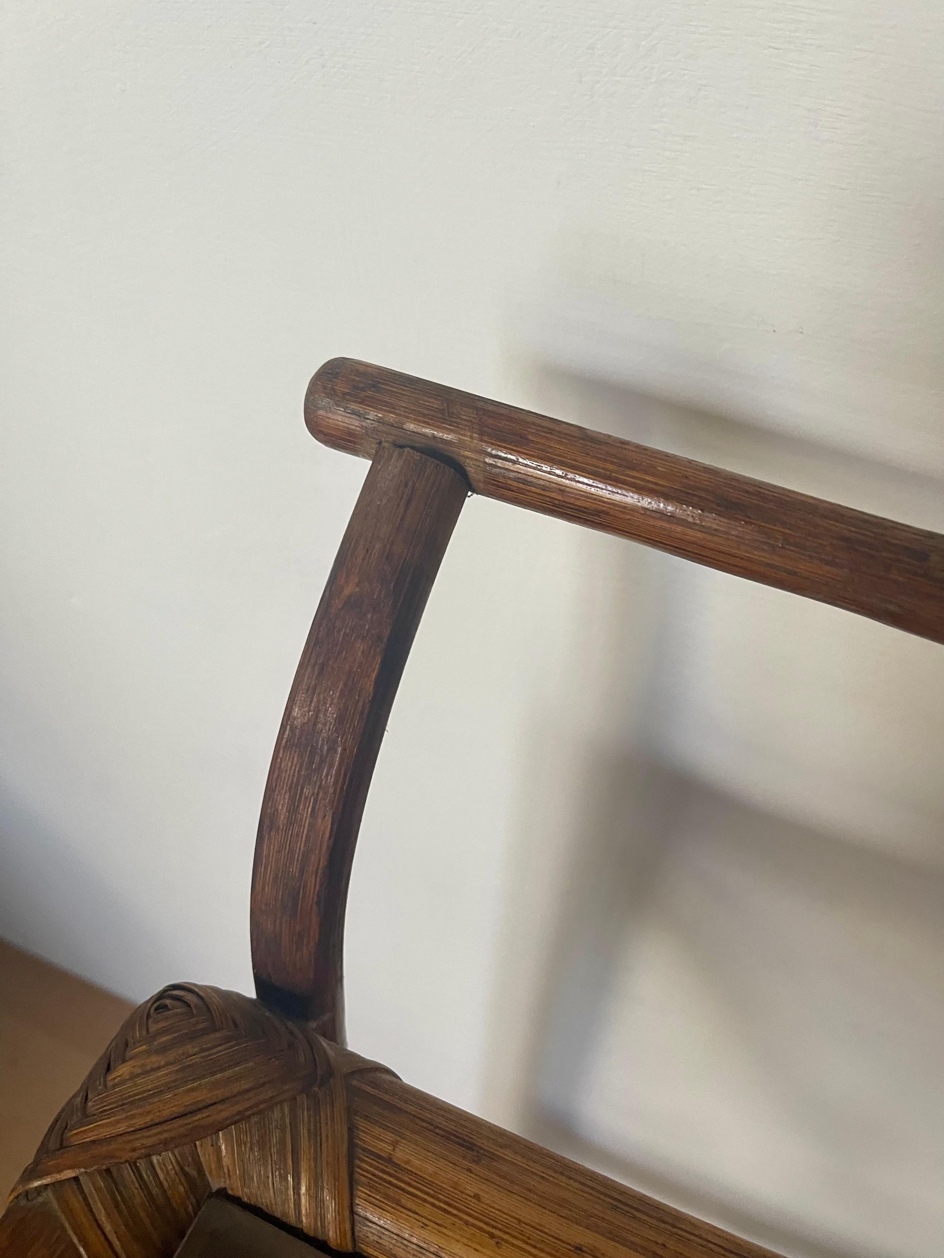Carrello portavivande italiano in legno di bengala e vetro fumé anni '70 in vendita 7