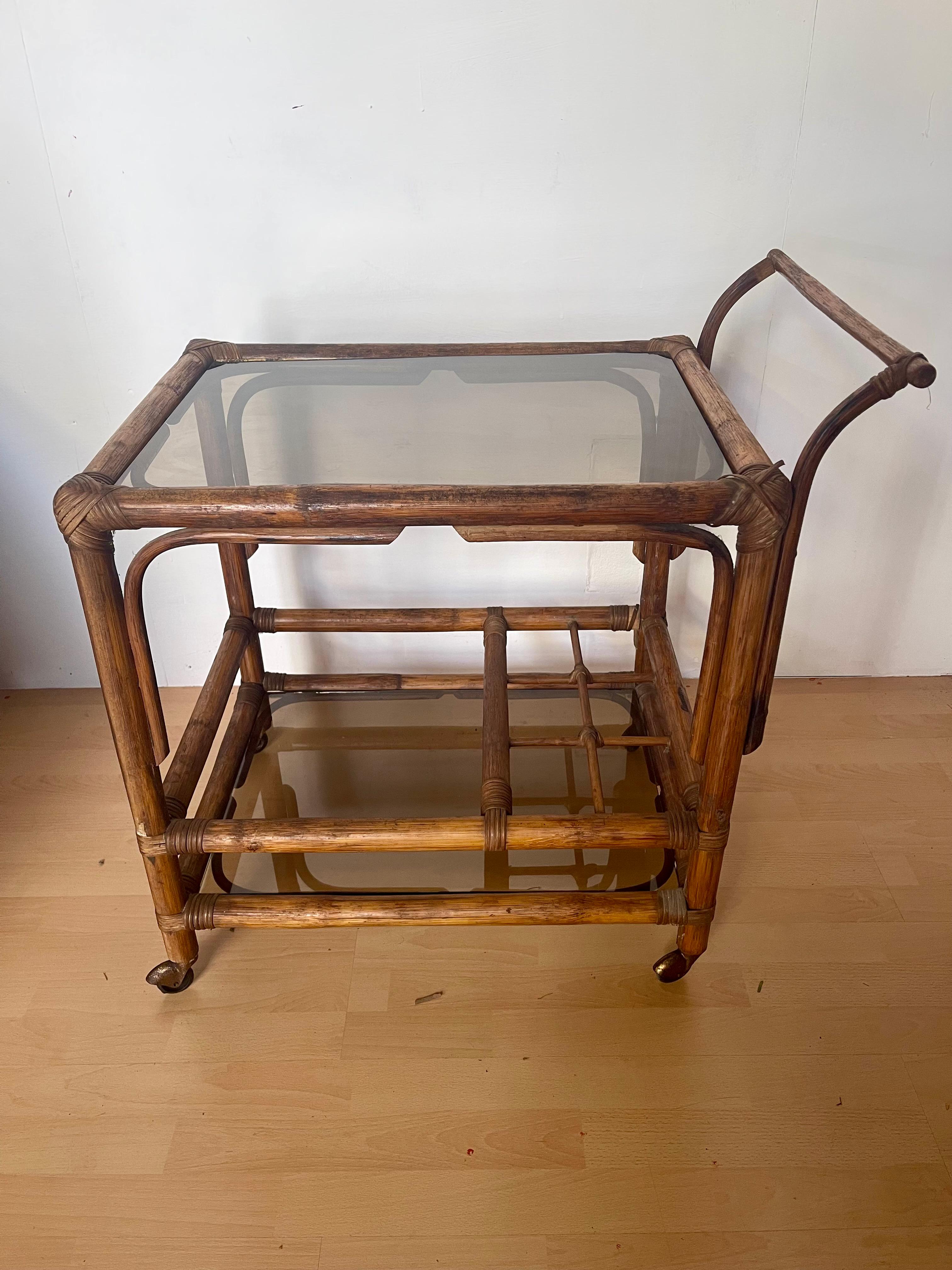 Mid-Century moderno Carrello portavivande italiano in legno di bengala e vetro fumé anni '70 in vendita