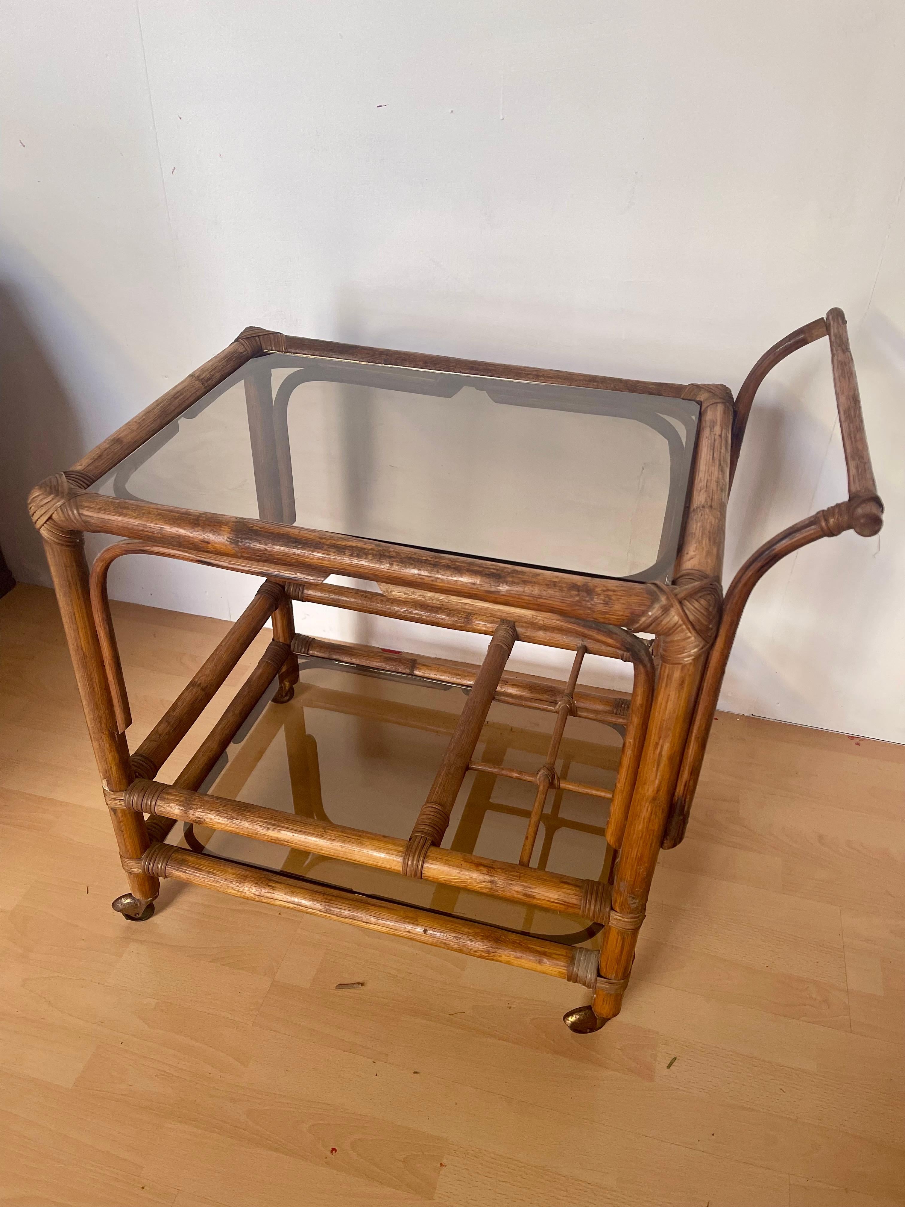 Fatto a mano Carrello portavivande italiano in legno di bengala e vetro fumé anni '70 in vendita