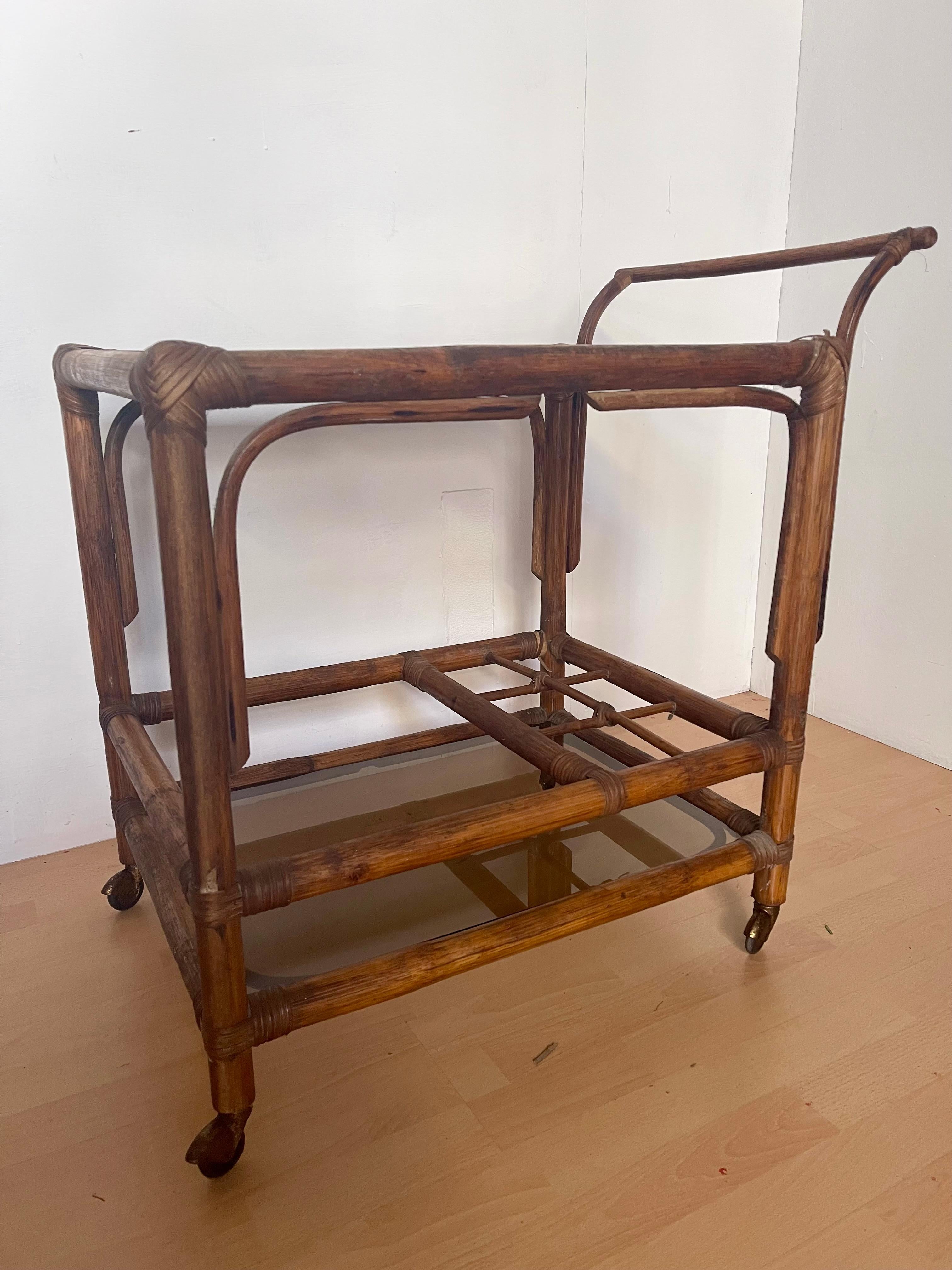 20th Century Carrello portavivande italiano in legno di bengala e vetro fumé anni '70 in vendita