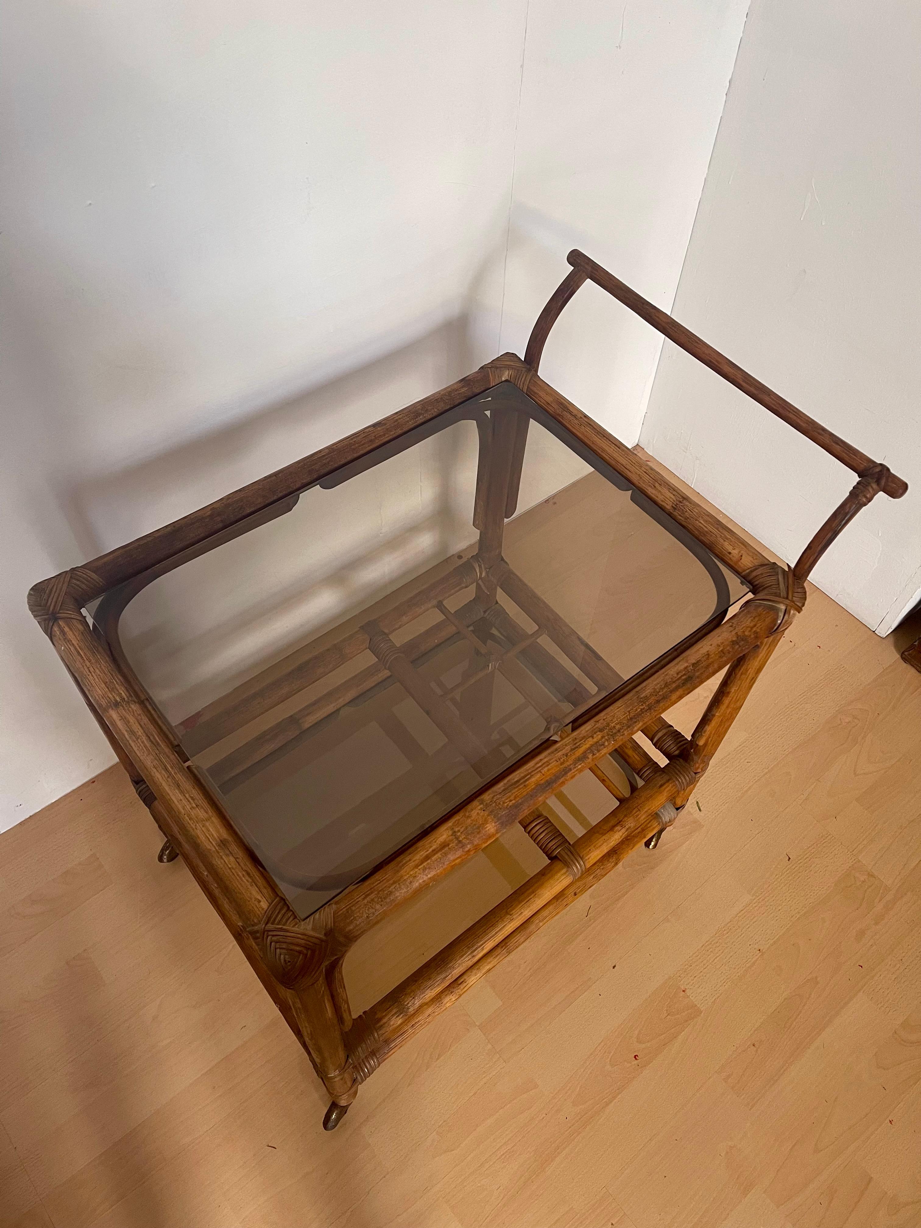 Carrello portavivande italiano in legno di bengala e vetro fumé anni '70 in vendita 1