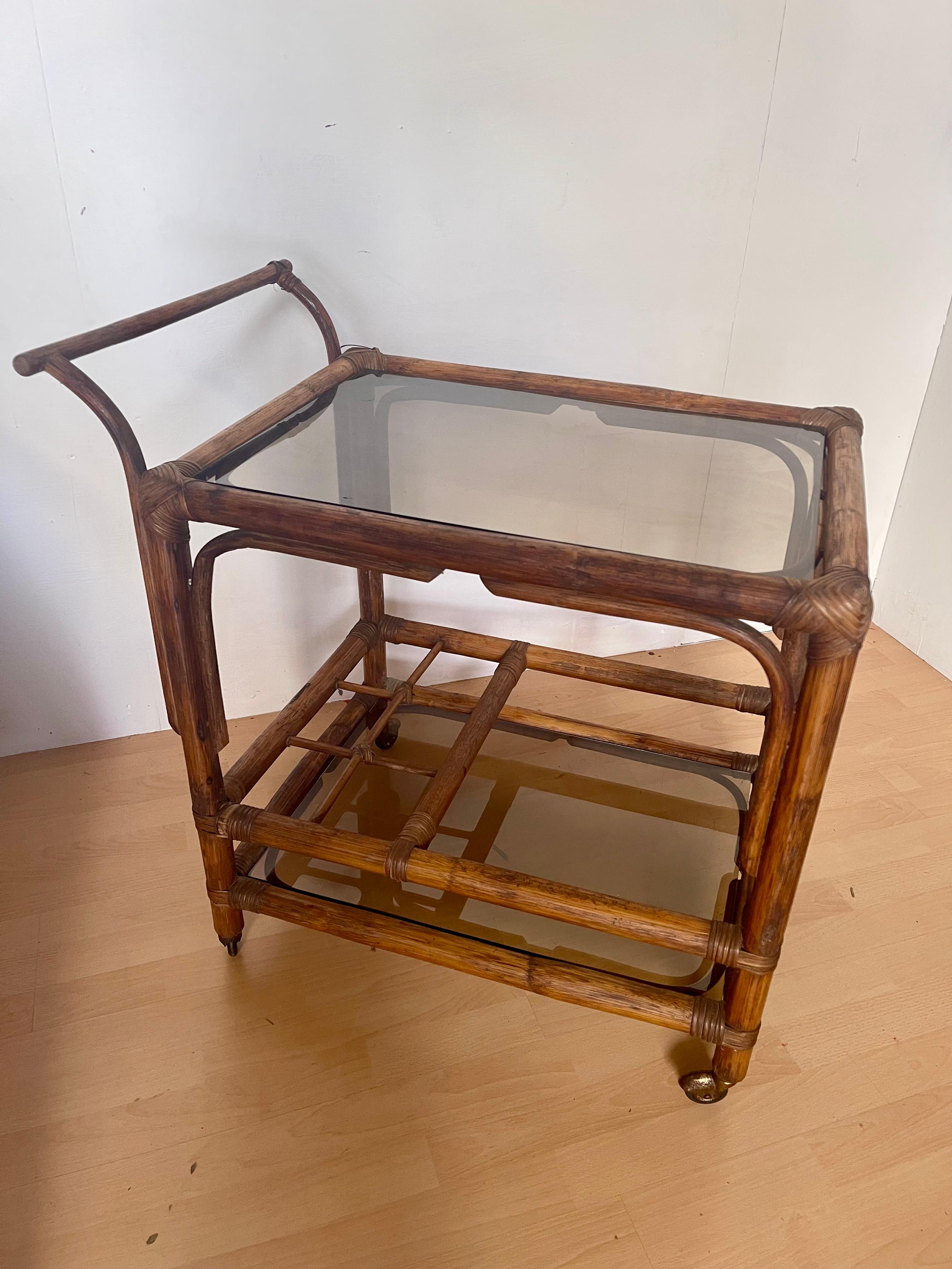 Carrello portavivande italiano in legno di bengala e vetro fumé anni '70 in vendita 2