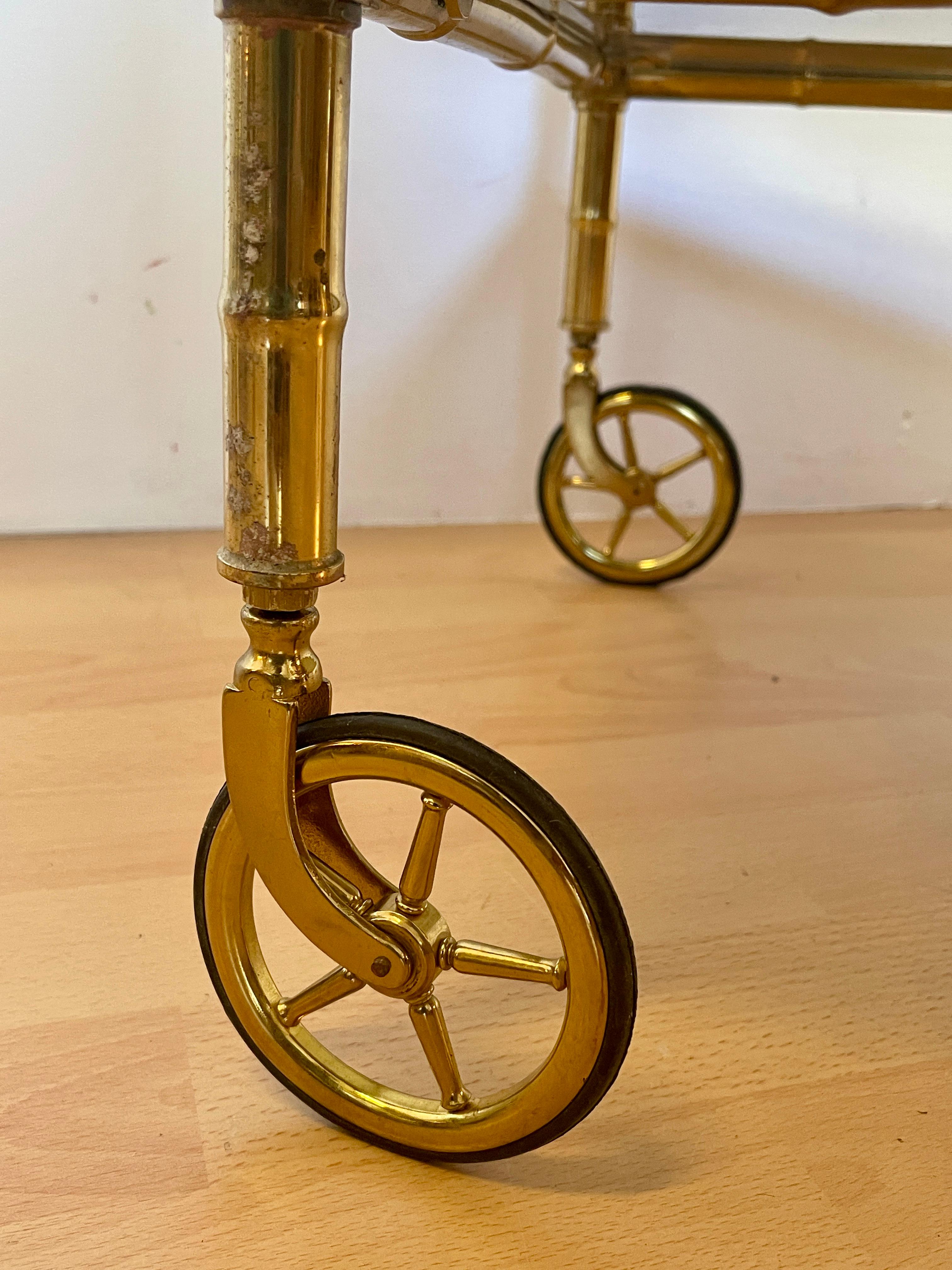 Carrello portavivande rettangolare in ottone e vetro fum in stile bambù anni '70 Moderno de mediados de siglo en venta