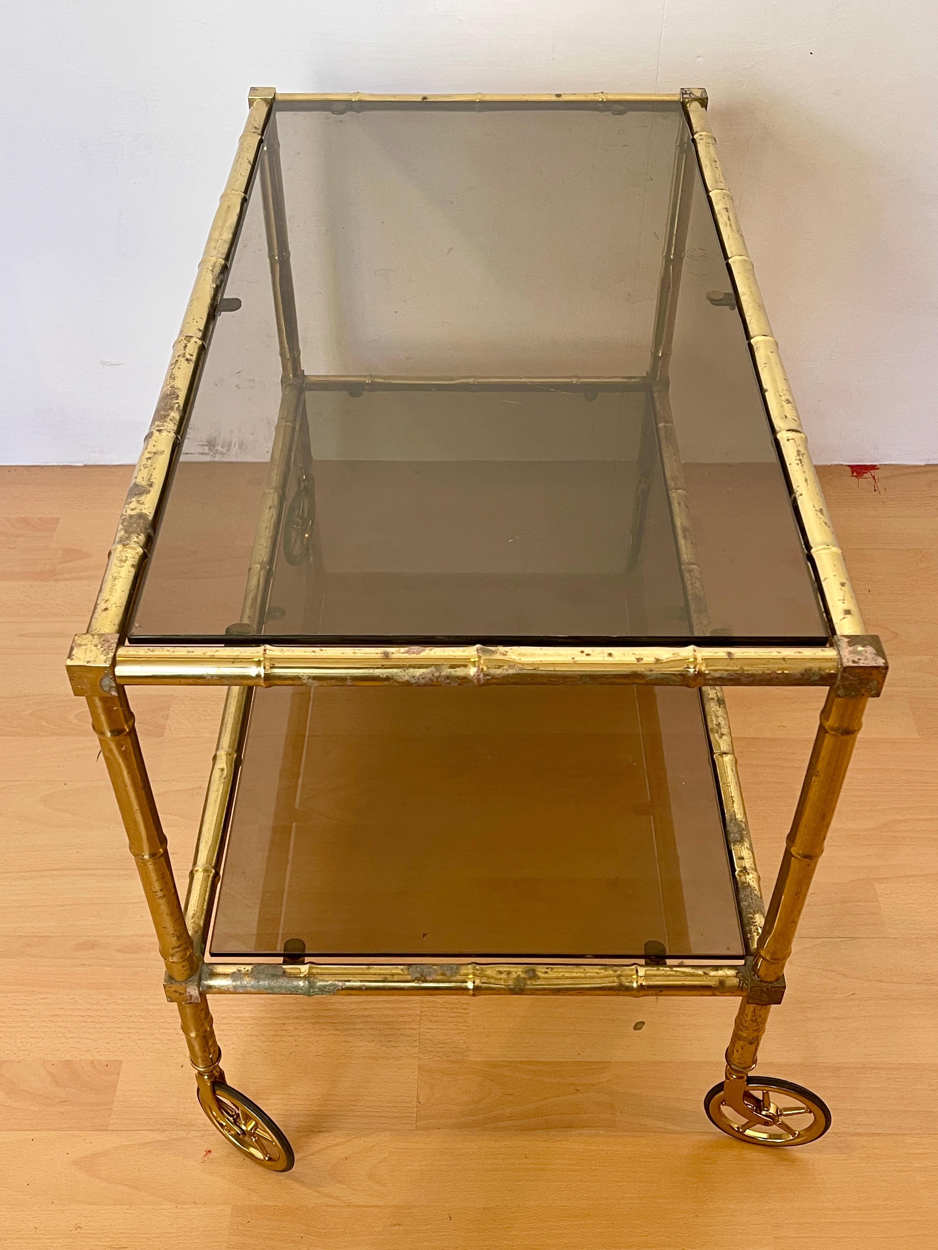 Carrello portavivande rettangolare in ottone e vetro fum in stile bambù anni '70 Italian en venta