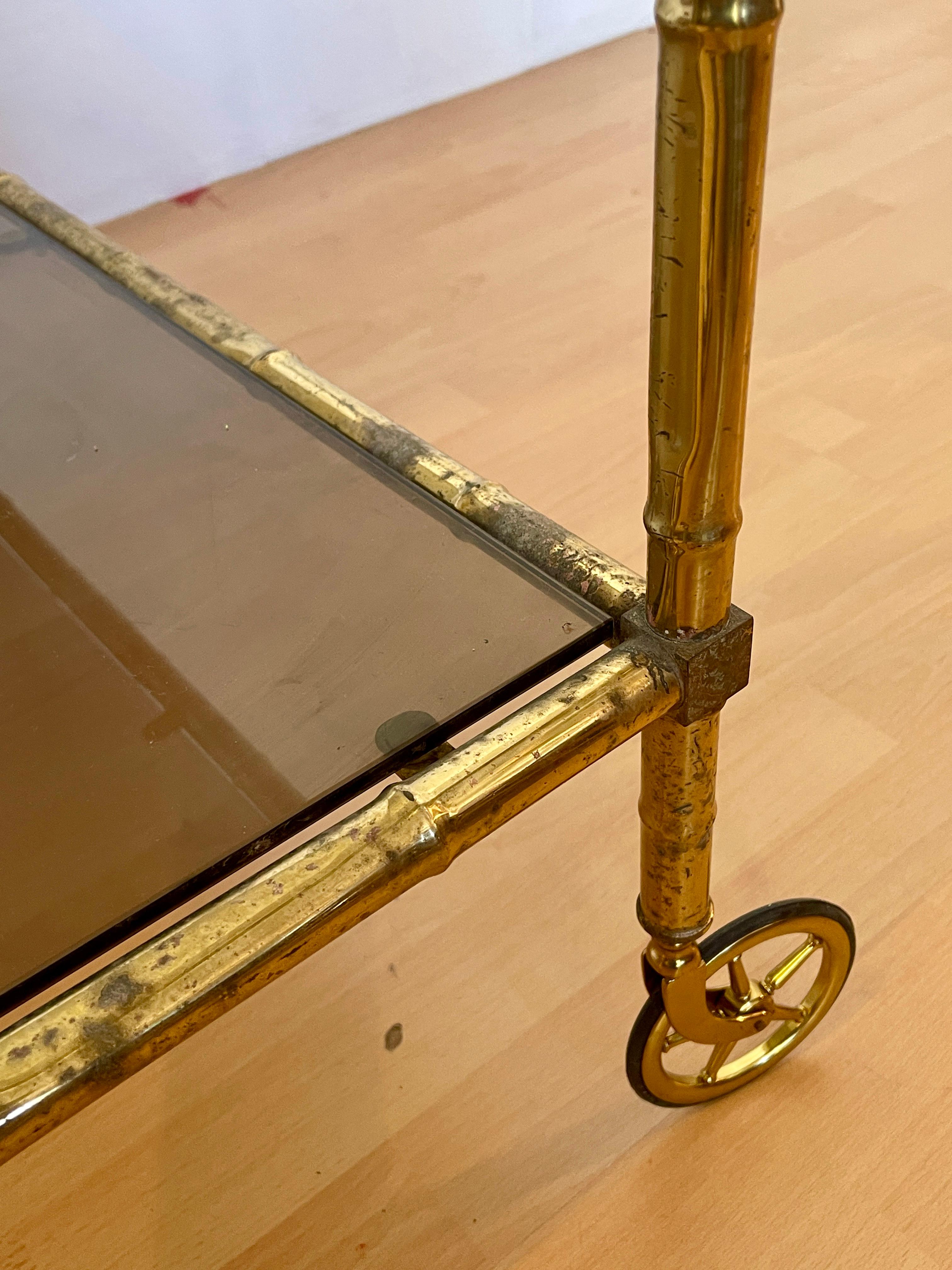 Carrello portavivande rettangolare in ottone e vetro fum in stile bambù anni '70 Hecho a mano en venta