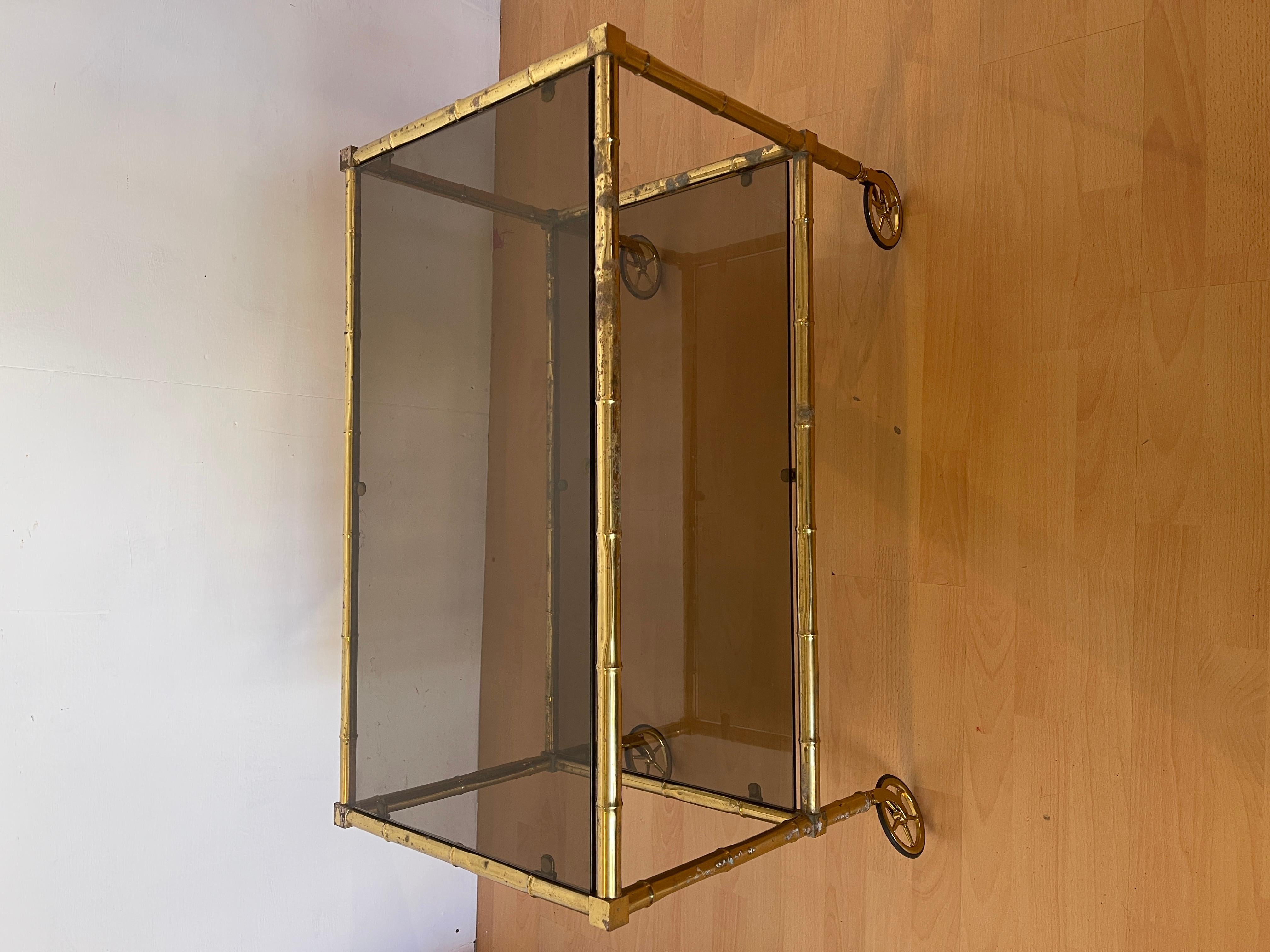 Carrello portavivande rettangolare in ottone e vetro fum in stile bambù anni '70 en Bueno estado para la venta en Cantù, IT