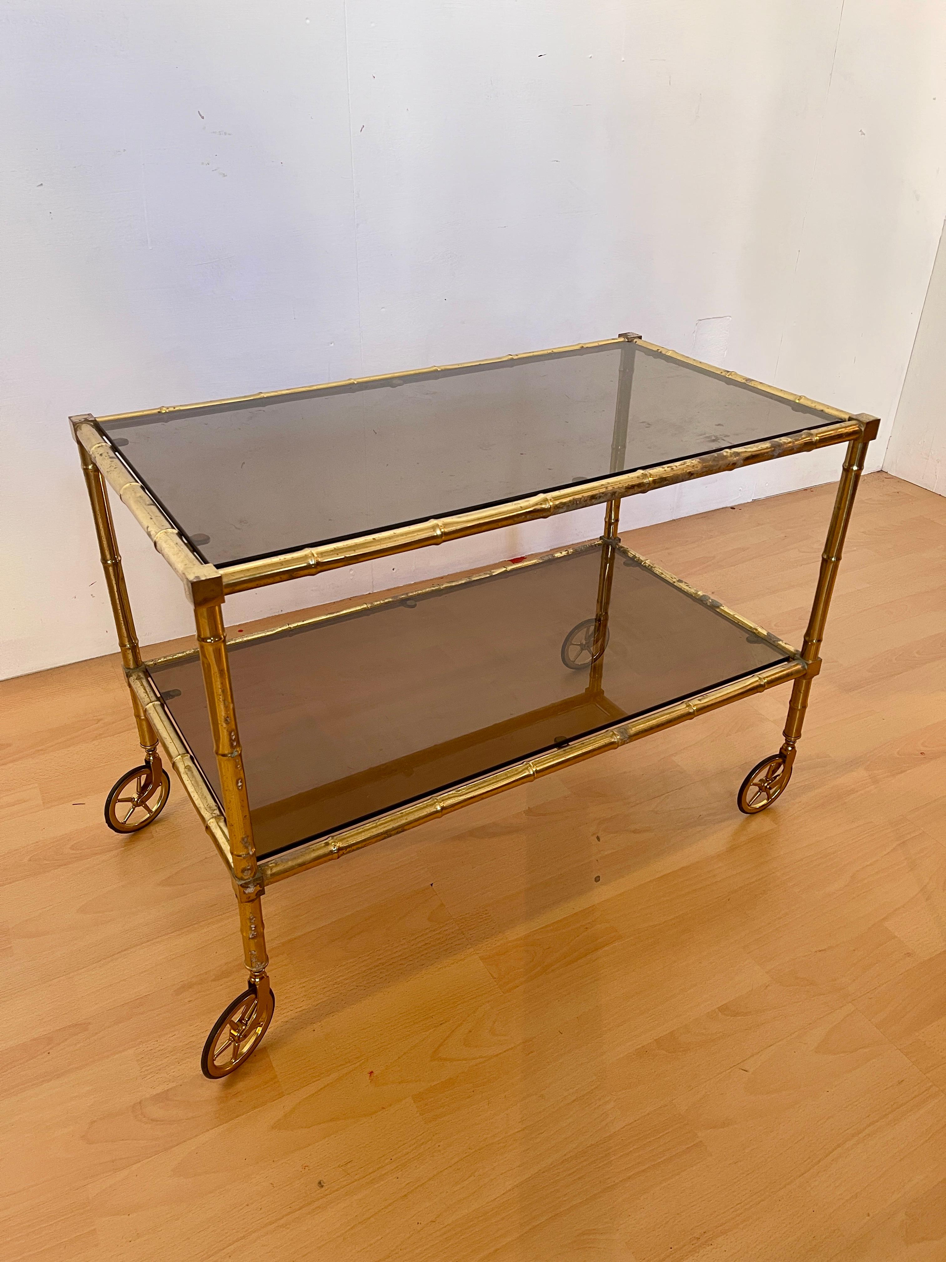 Carrello portavivande rettangolare in ottone e vetro fum in stile bambù anni '70 20th Century en venta