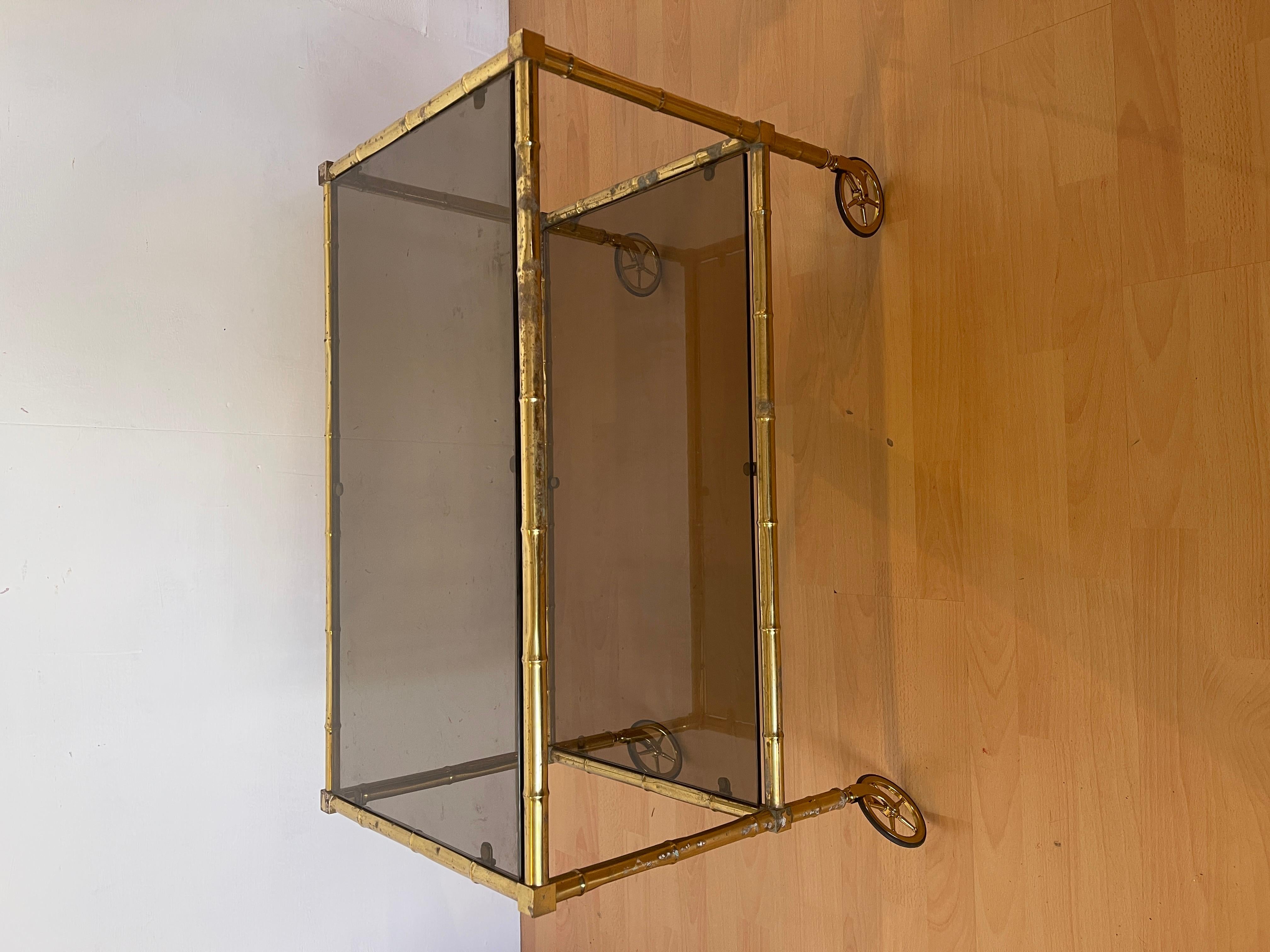 Carrello portavivande rettangolare in ottone e vetro fum in stile bambù anni '70 en venta 1