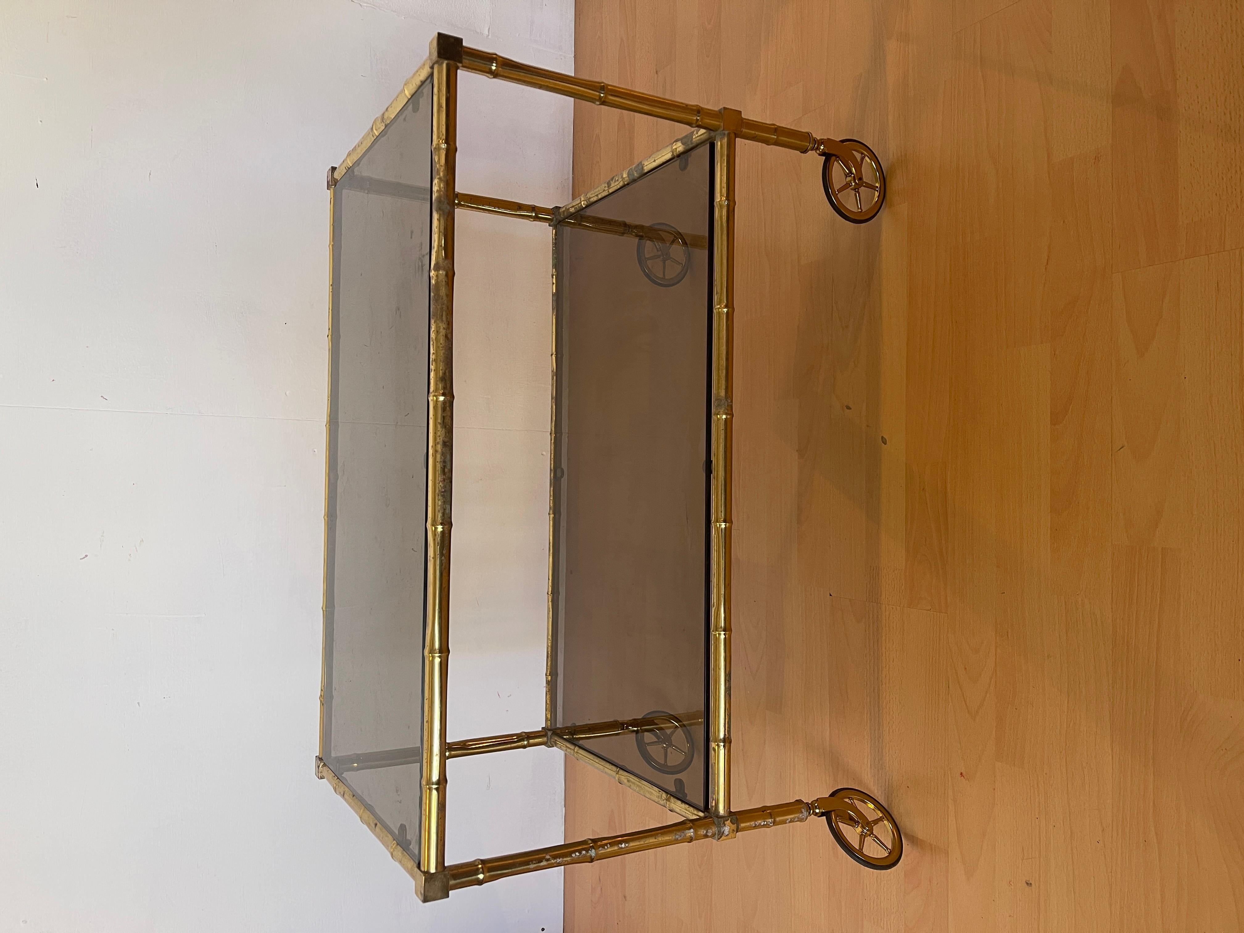 Carrello portavivande rettangolare in ottone e vetro fum in stile bambù anni '70 en venta 2