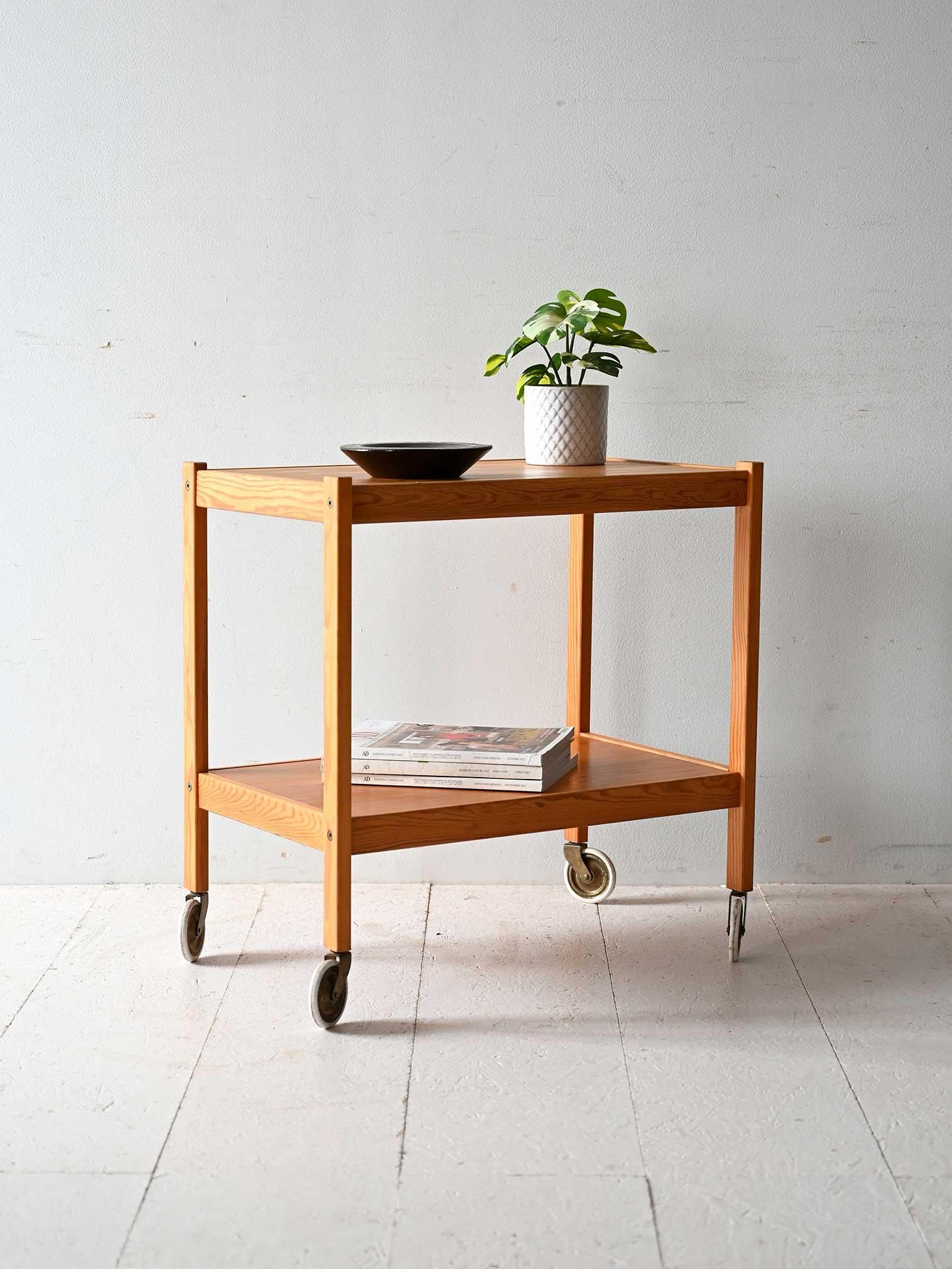 Struttura essenziale in legno di pino con vassoio estraibile e rotelle originali in metallo.

Carrello scandinavo degli anni ’60 in legno di pino, con linee sobrie e struttura solida e funzionale. Il piano superiore è un vassoio estraibile, mentre