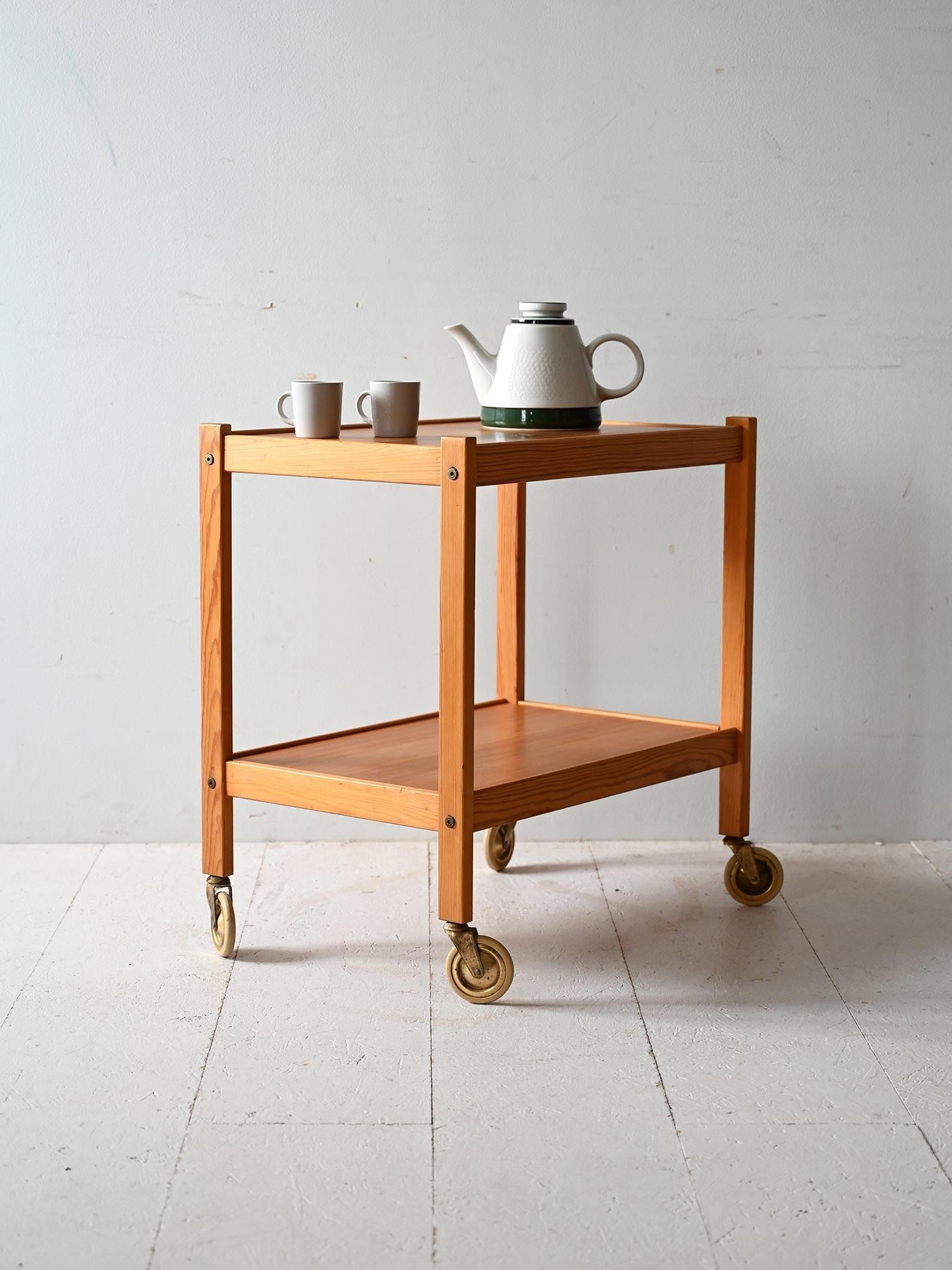 Struttura essenziale in legno di pino con vassoio estraibile e rotelle originali in metallo.

Carrello scandinavo degli anni ’60 in legno di pino, con linee sobrie e struttura solida e funzionale. Il piano superiore è un vassoio estraibile, mentre