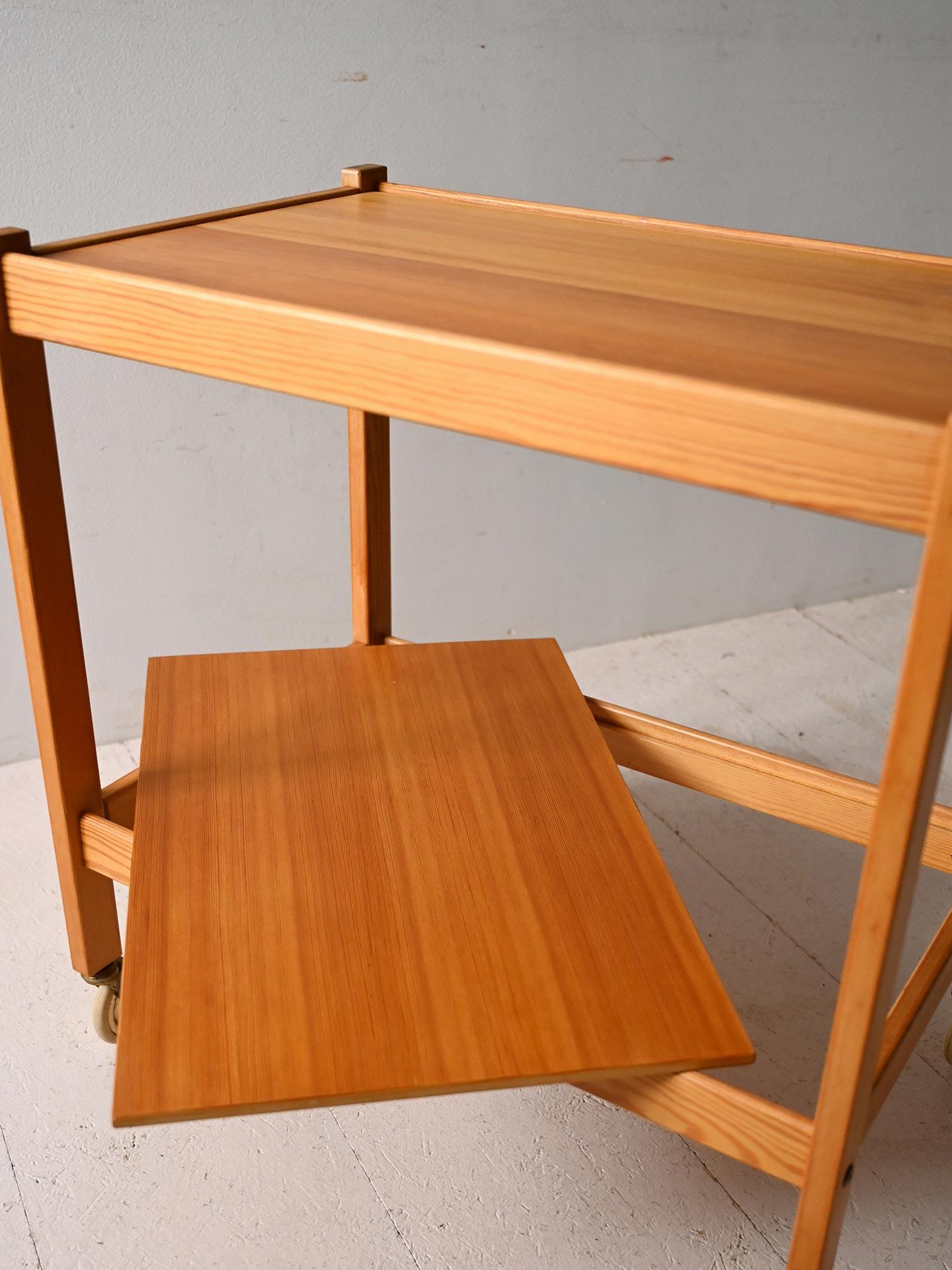 Carrello scandinavo anni ’60 in pino in vendita 1
