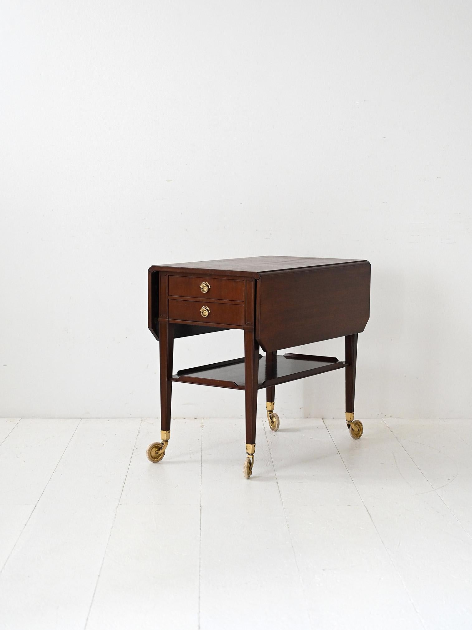 Mid-20th Century Carrello scandinavo vintage anni 40 in mogano in vendita
