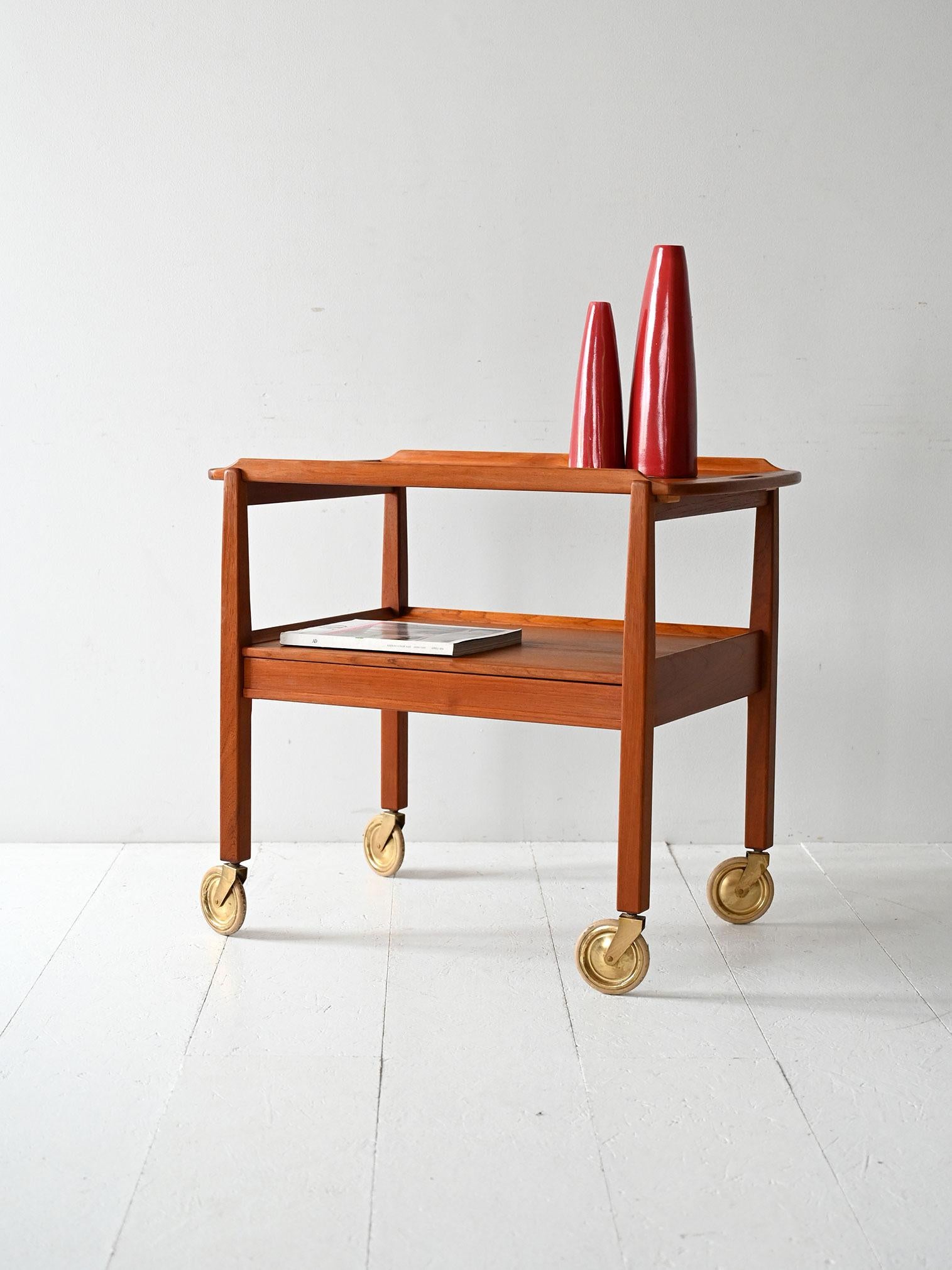 Chariot en teck conçu par Engström et Myrstrand pour Tingströms, modèle Julius, avec plateau supérieur amovible et marquage original. 1960s.

Chariot de service vintage en teck scandinave, modèle Julius, conçu par Engström et Myrstrand pour
